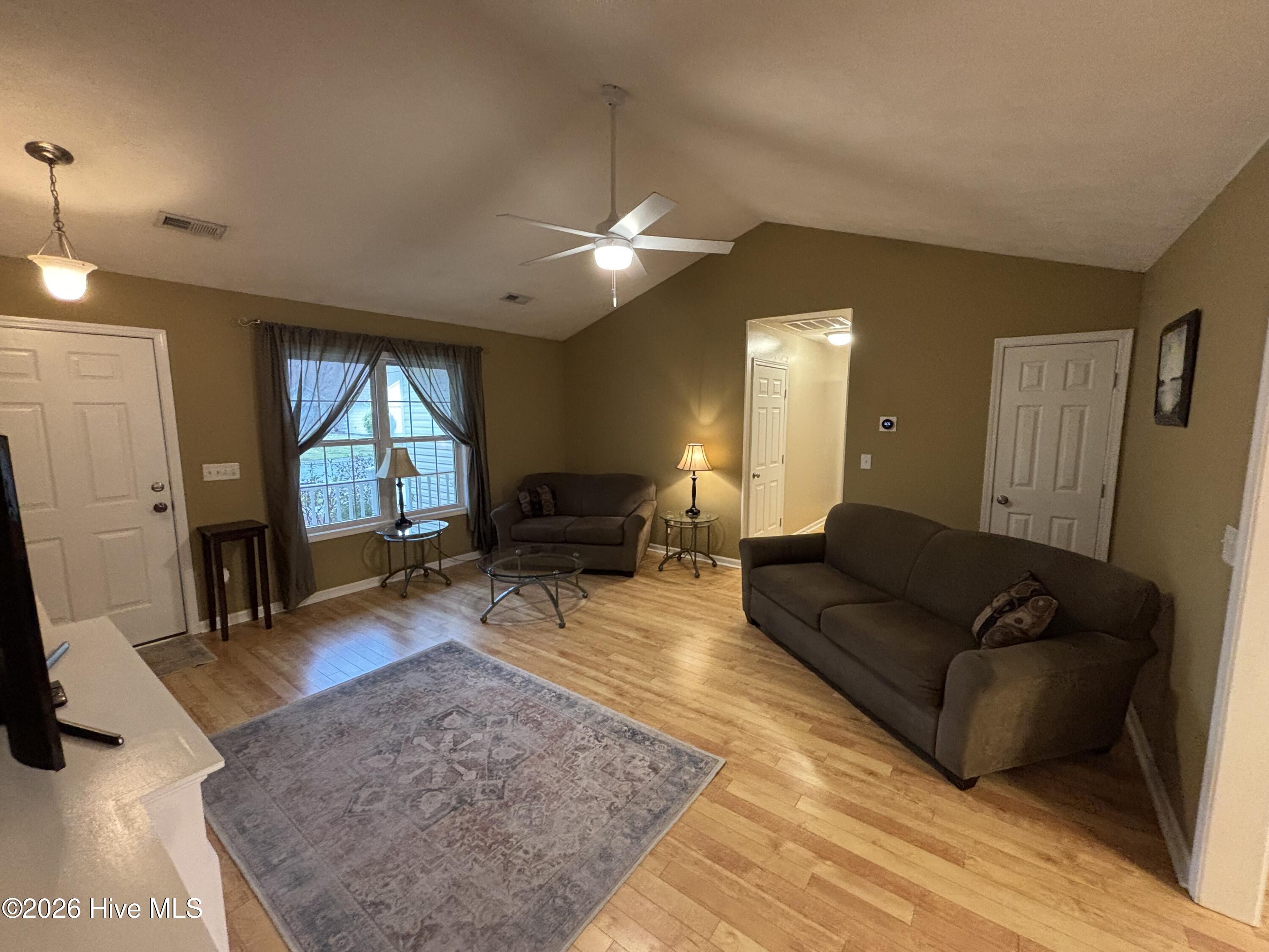 100561288 | Photo 34