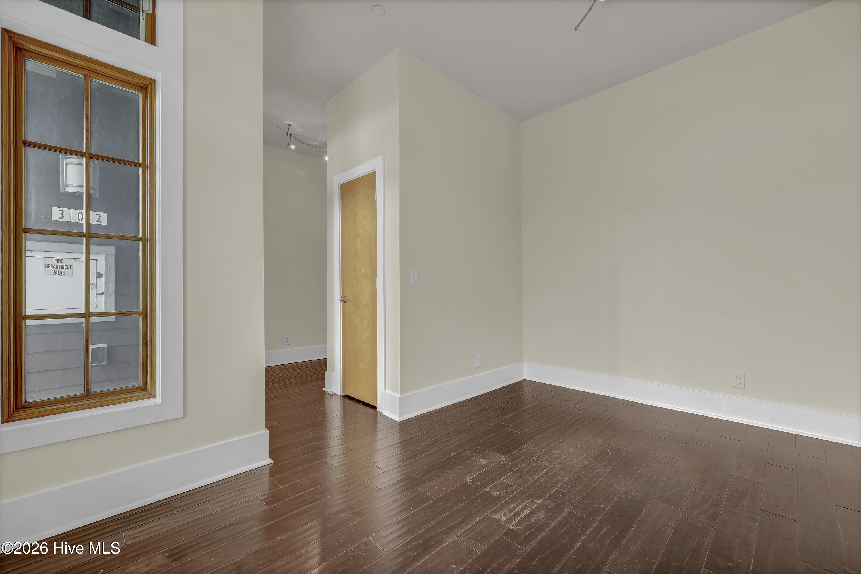 100566335 | Photo 21