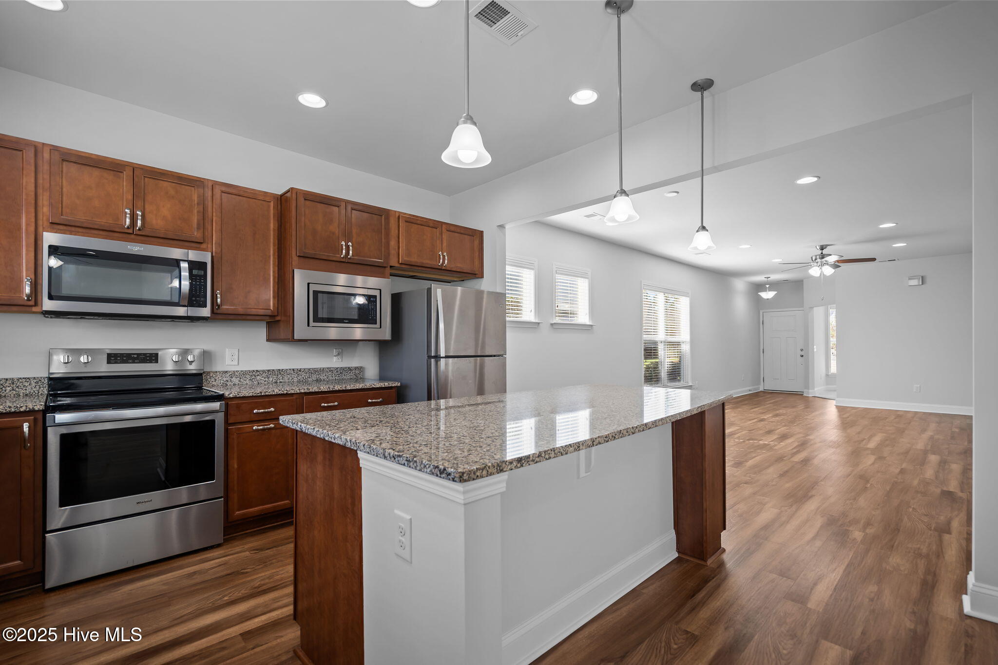 100565127 | Photo 32