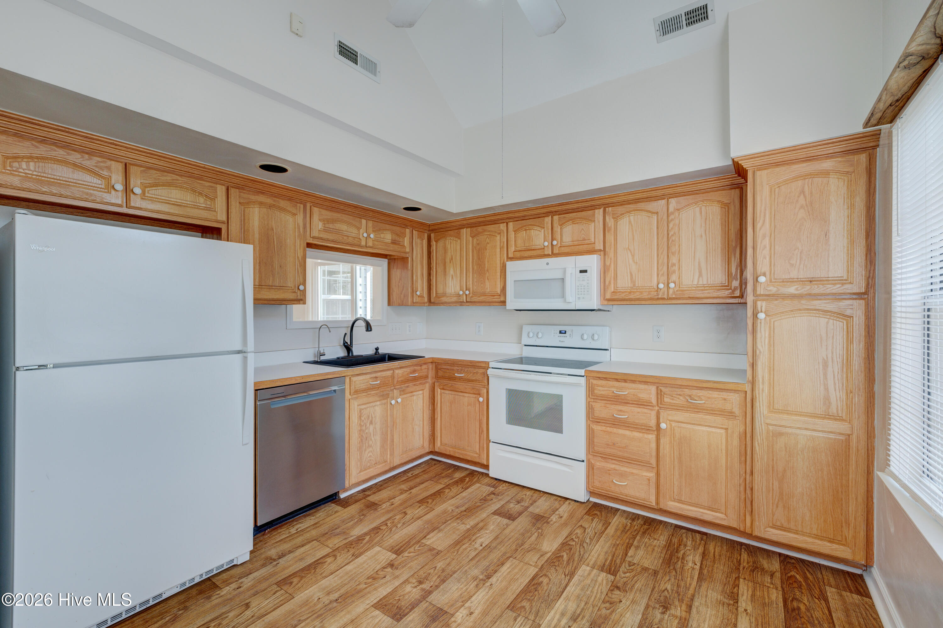 100562738 | Photo 15