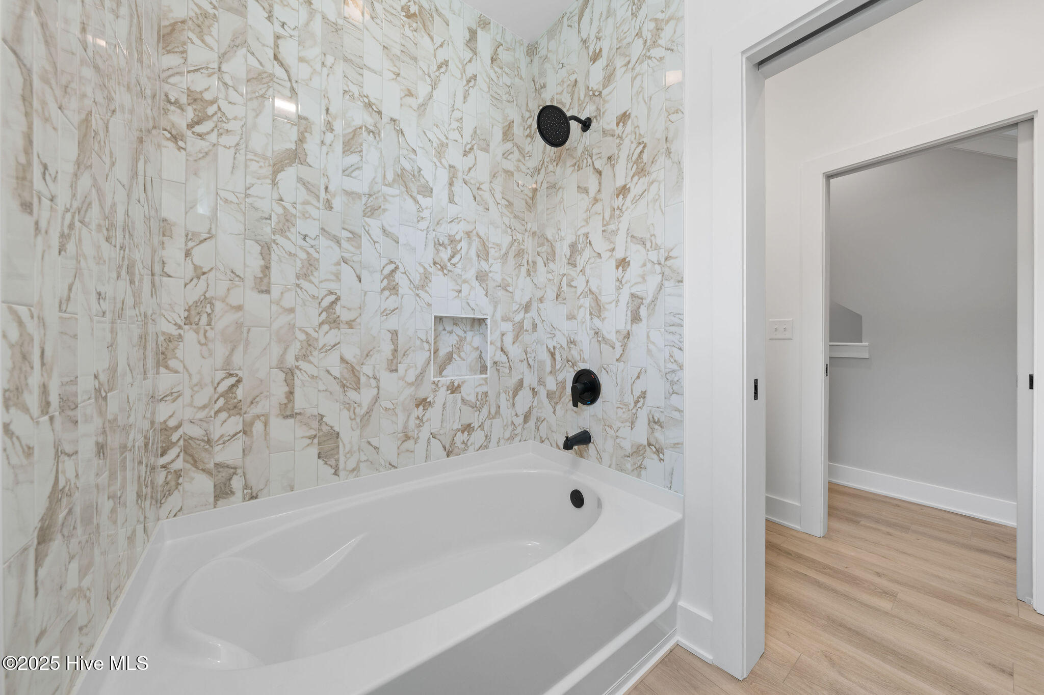 100493859 | Photo 15