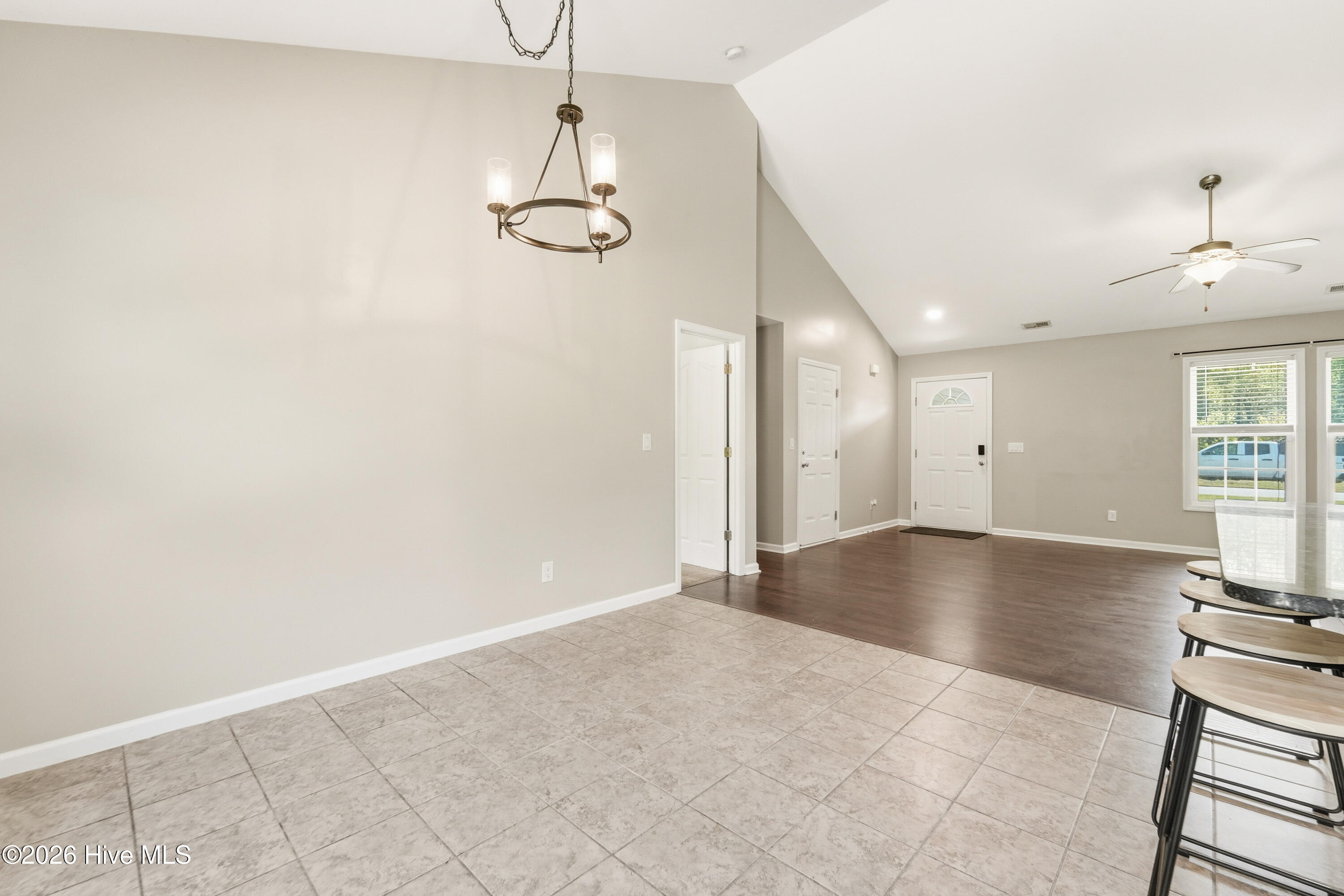 100568170 | Photo 15