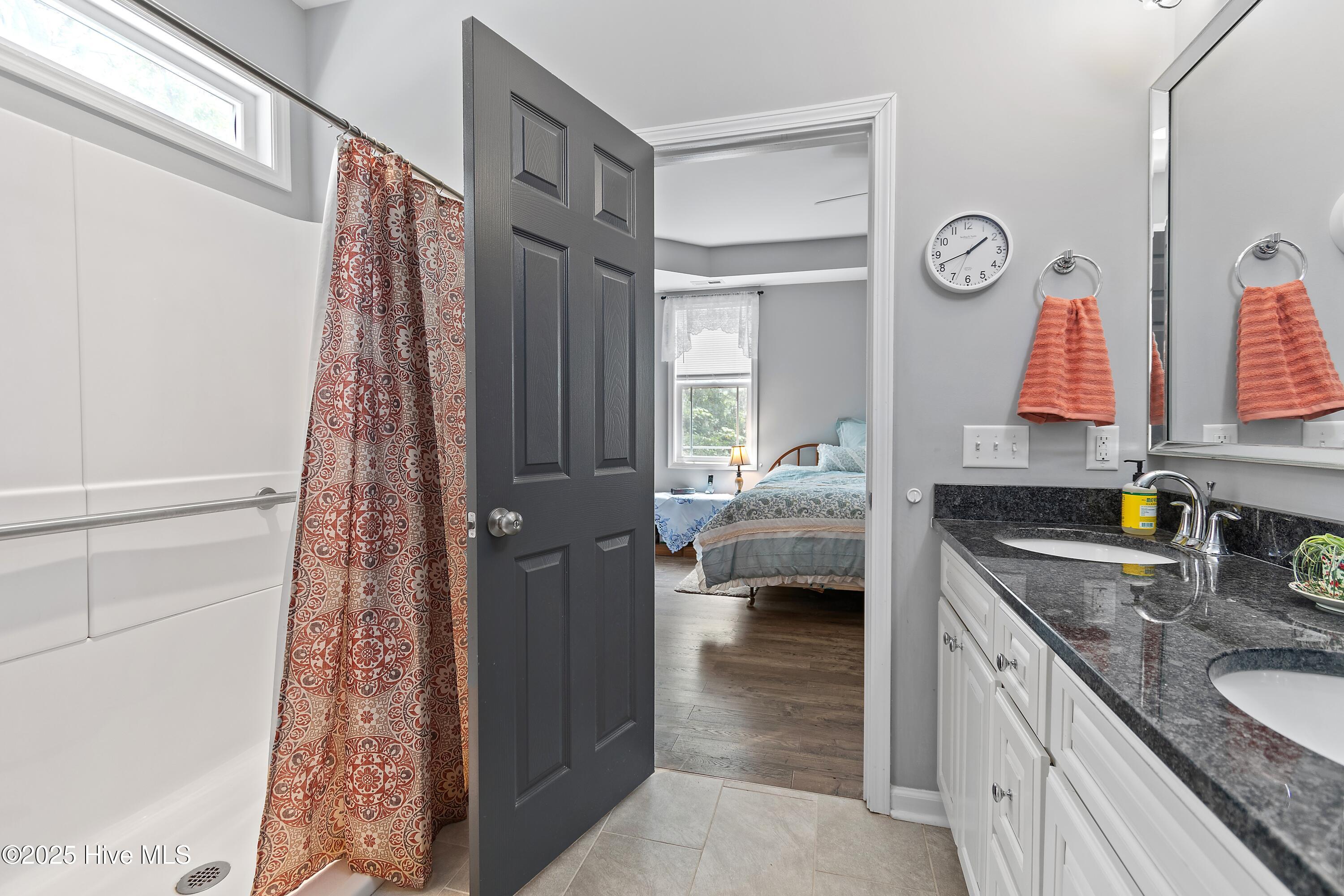 100527886 | Photo 16