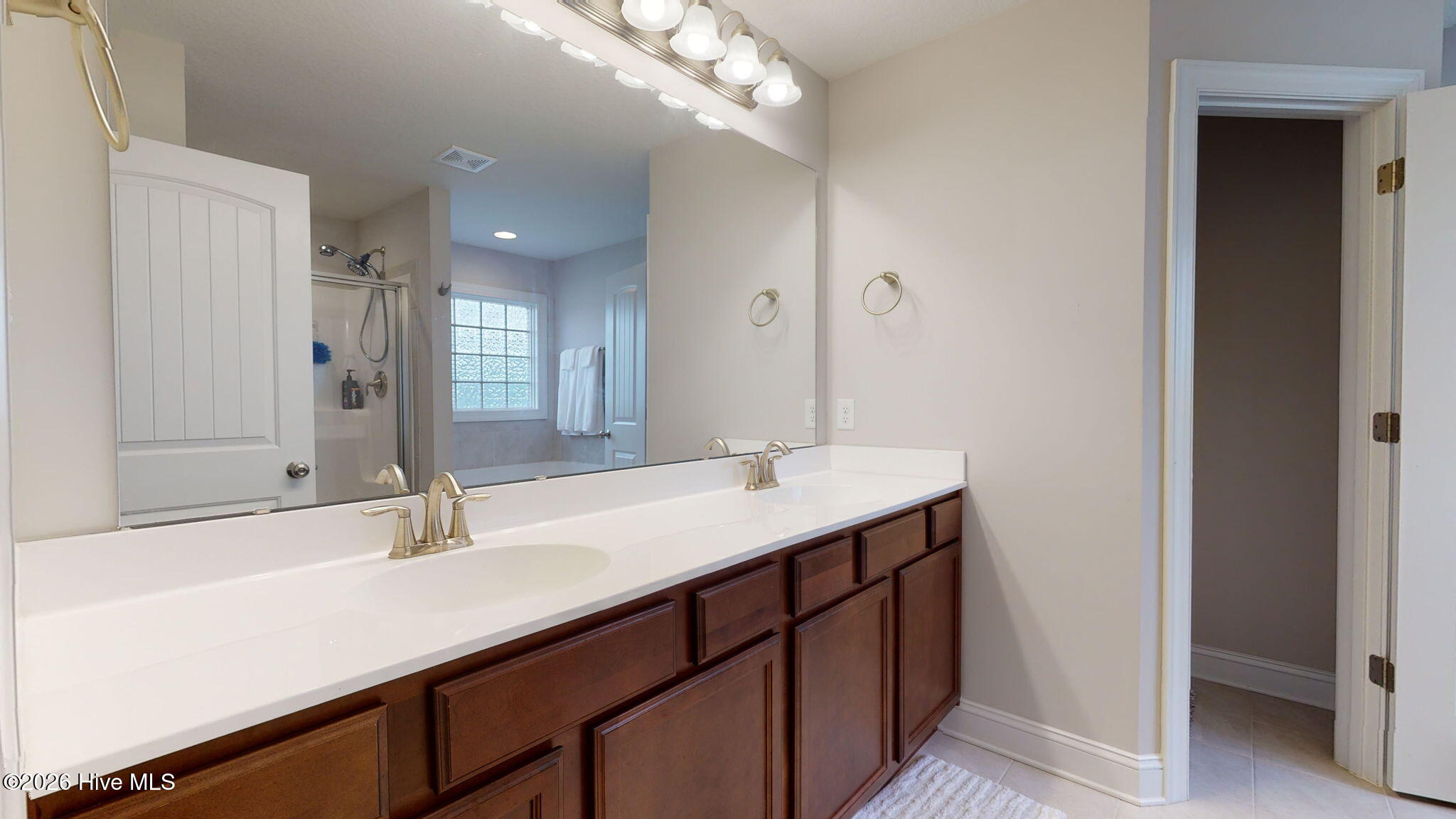 100558760 | Photo 25