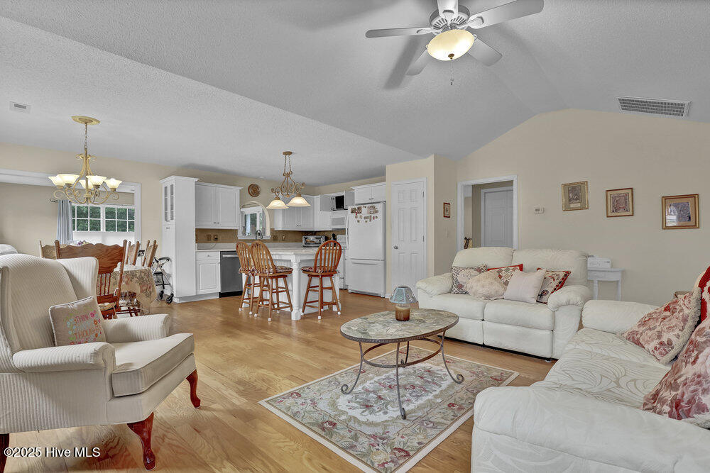 100510854 | Photo 11