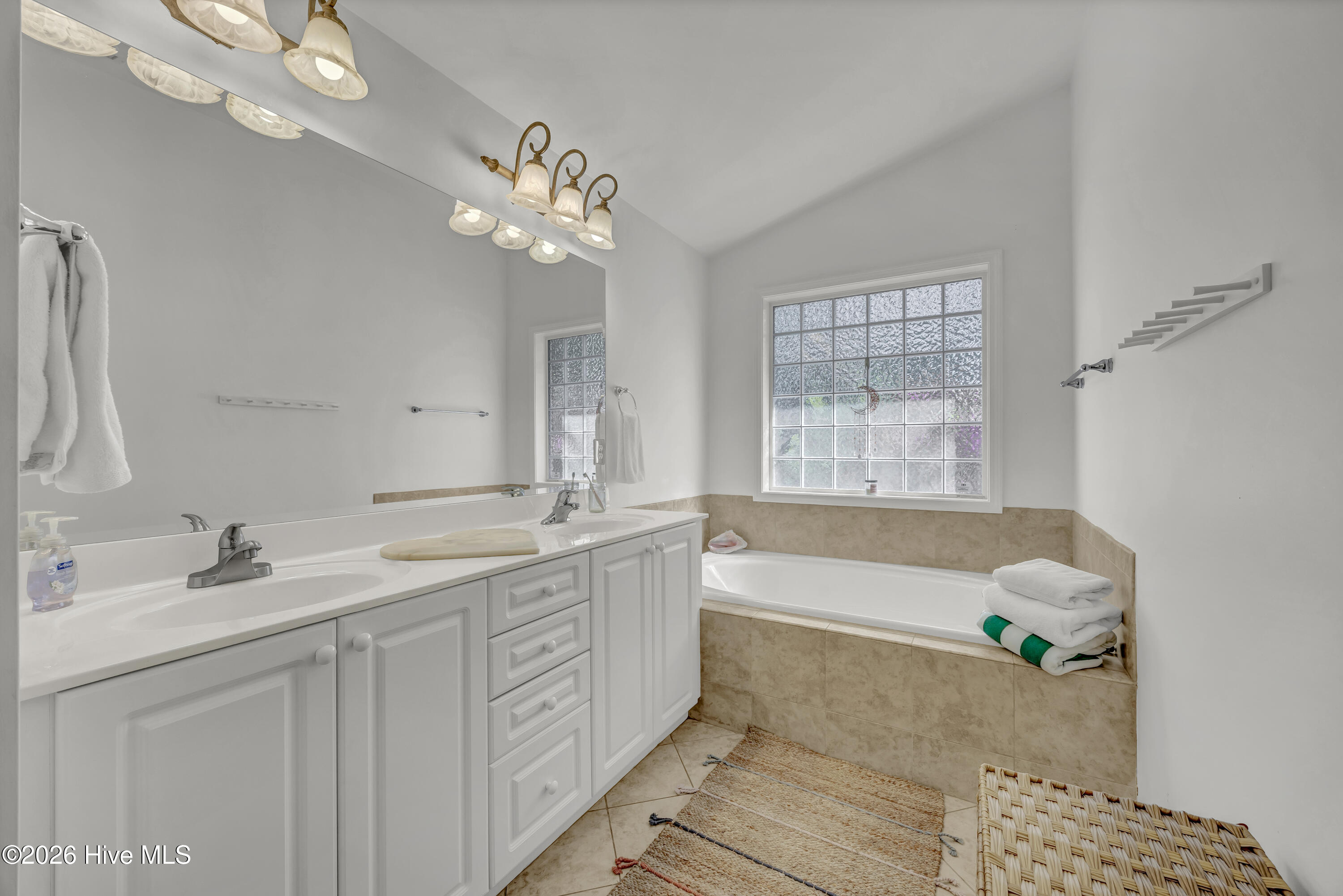 100566281 | Photo 13