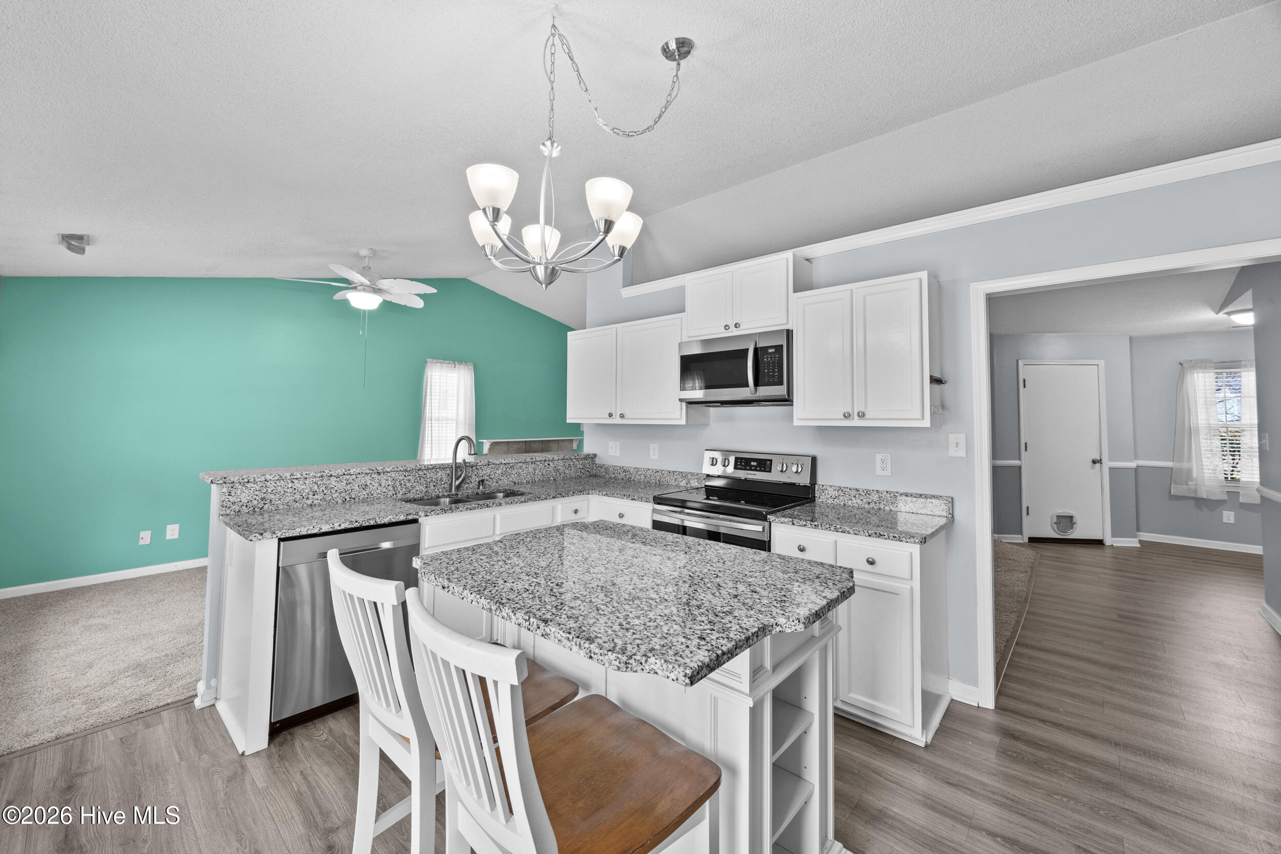 100547935 | Photo 11