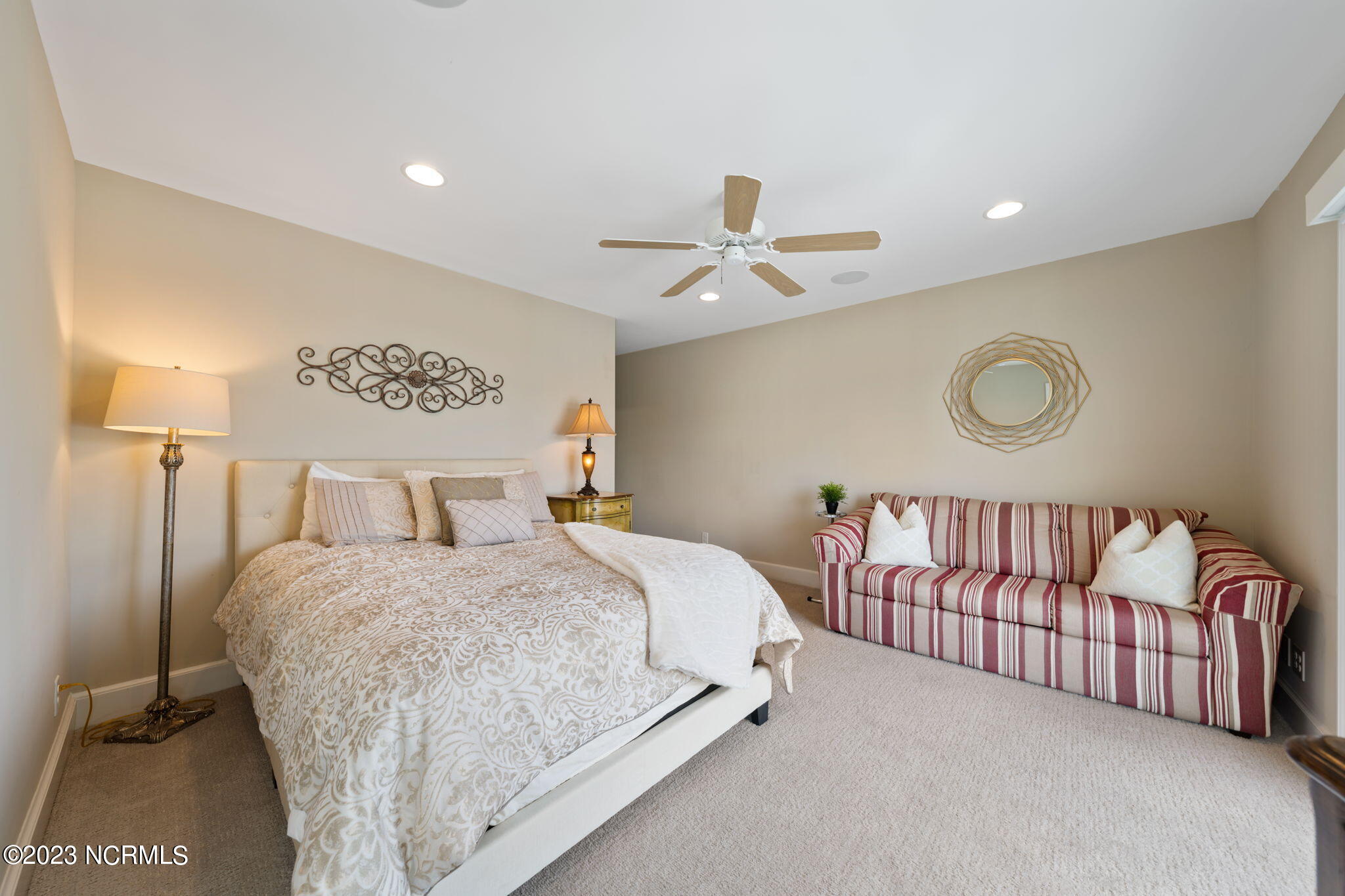 100568274 | Photo 36