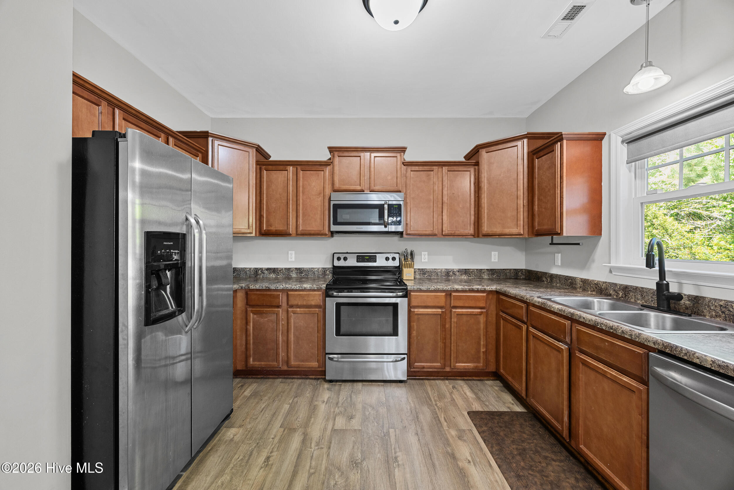 100567272 | Photo 19