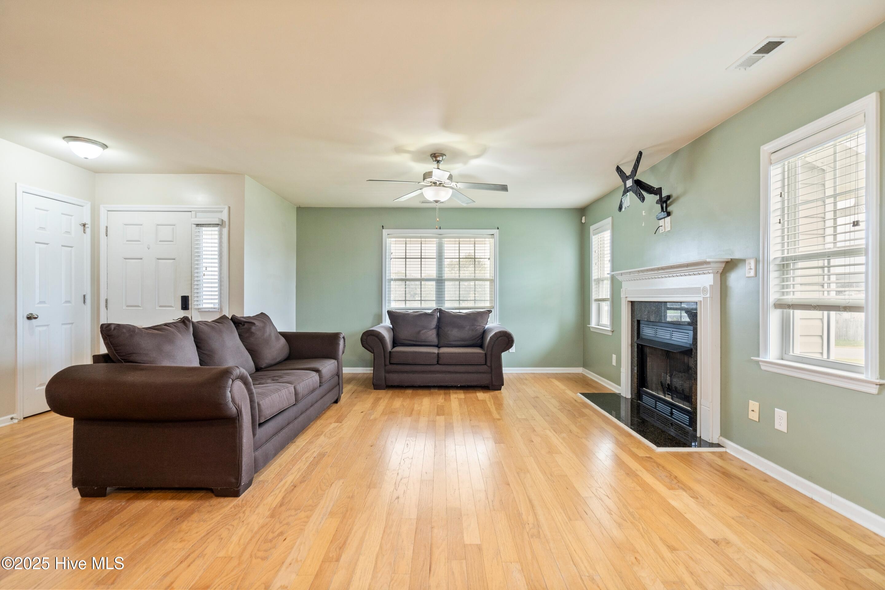 100530465 | Photo 16