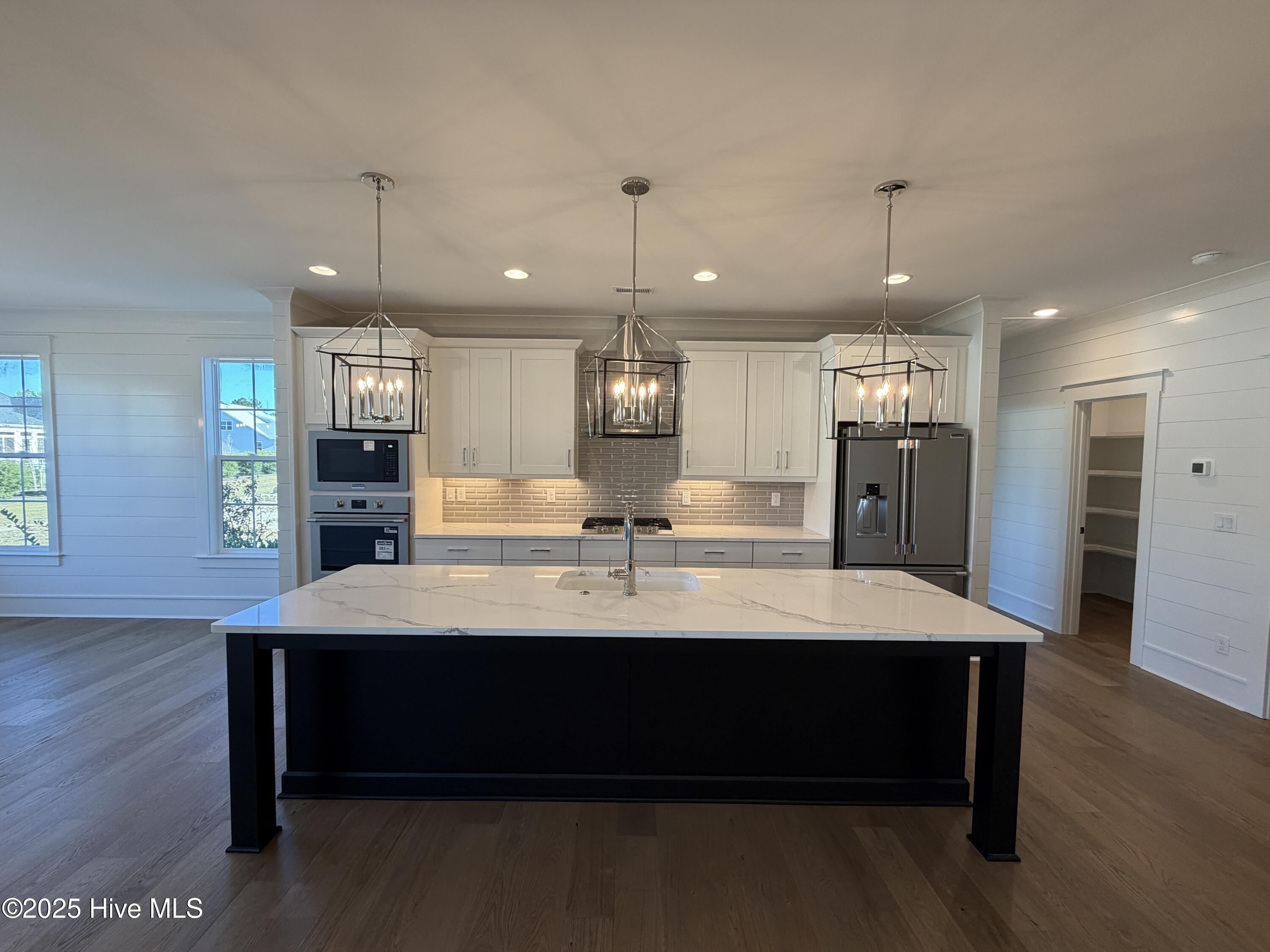 100518580 | Photo 21