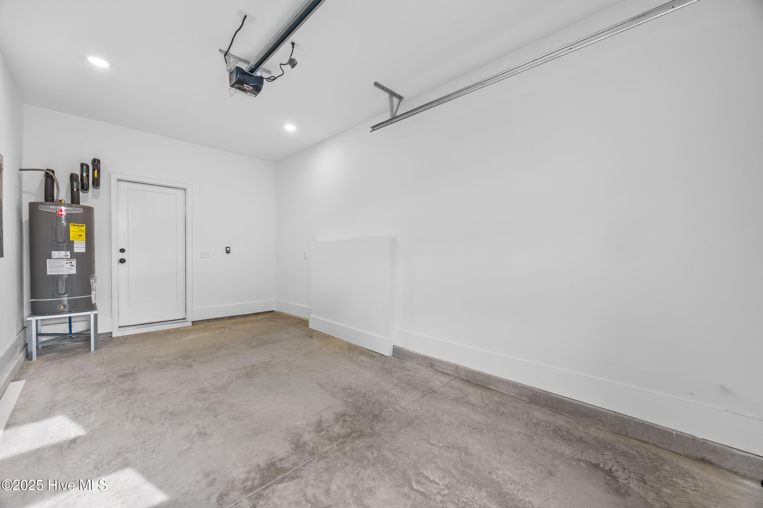 100557890 | Photo 38