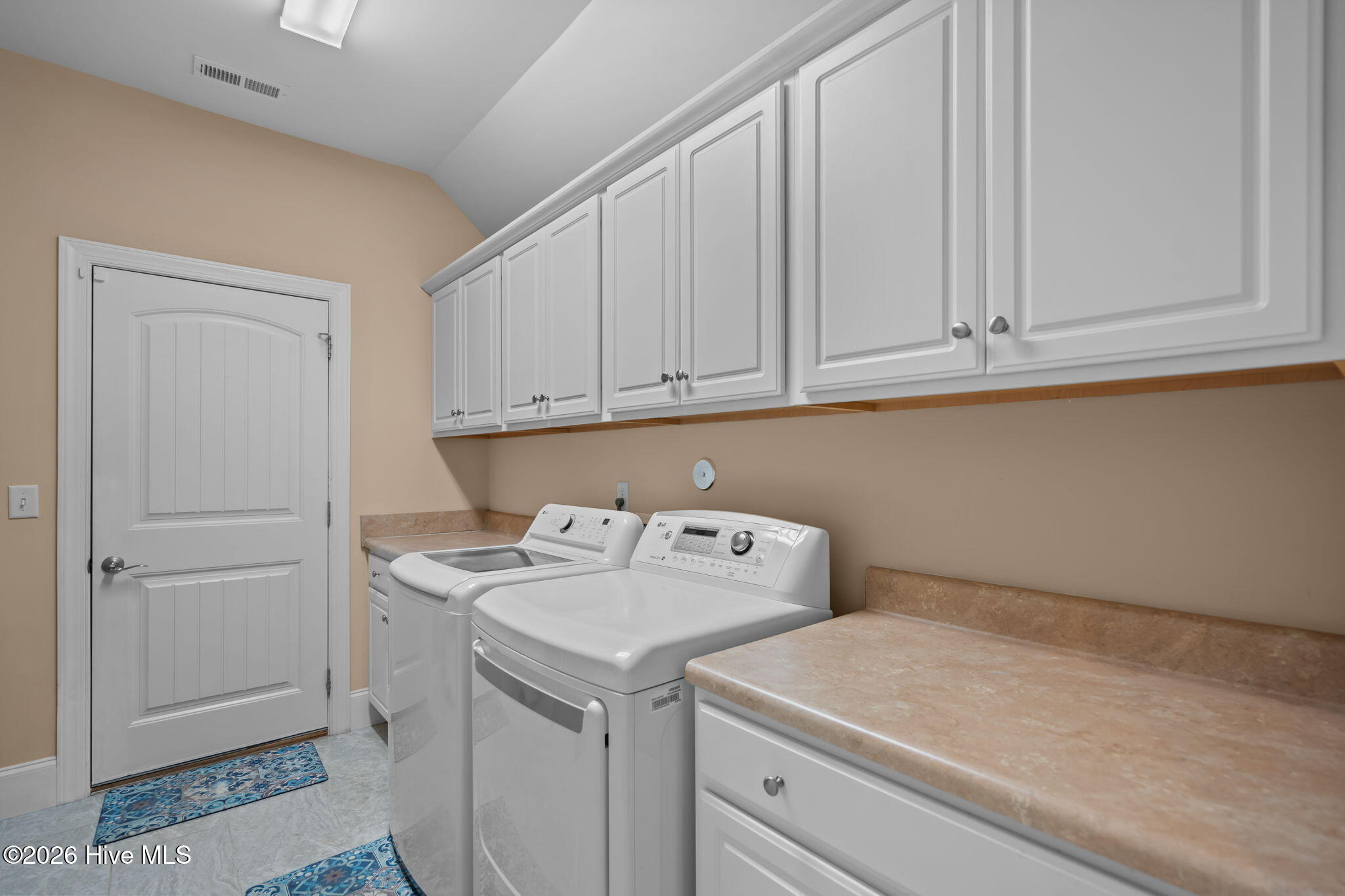 100563487 | Photo 23