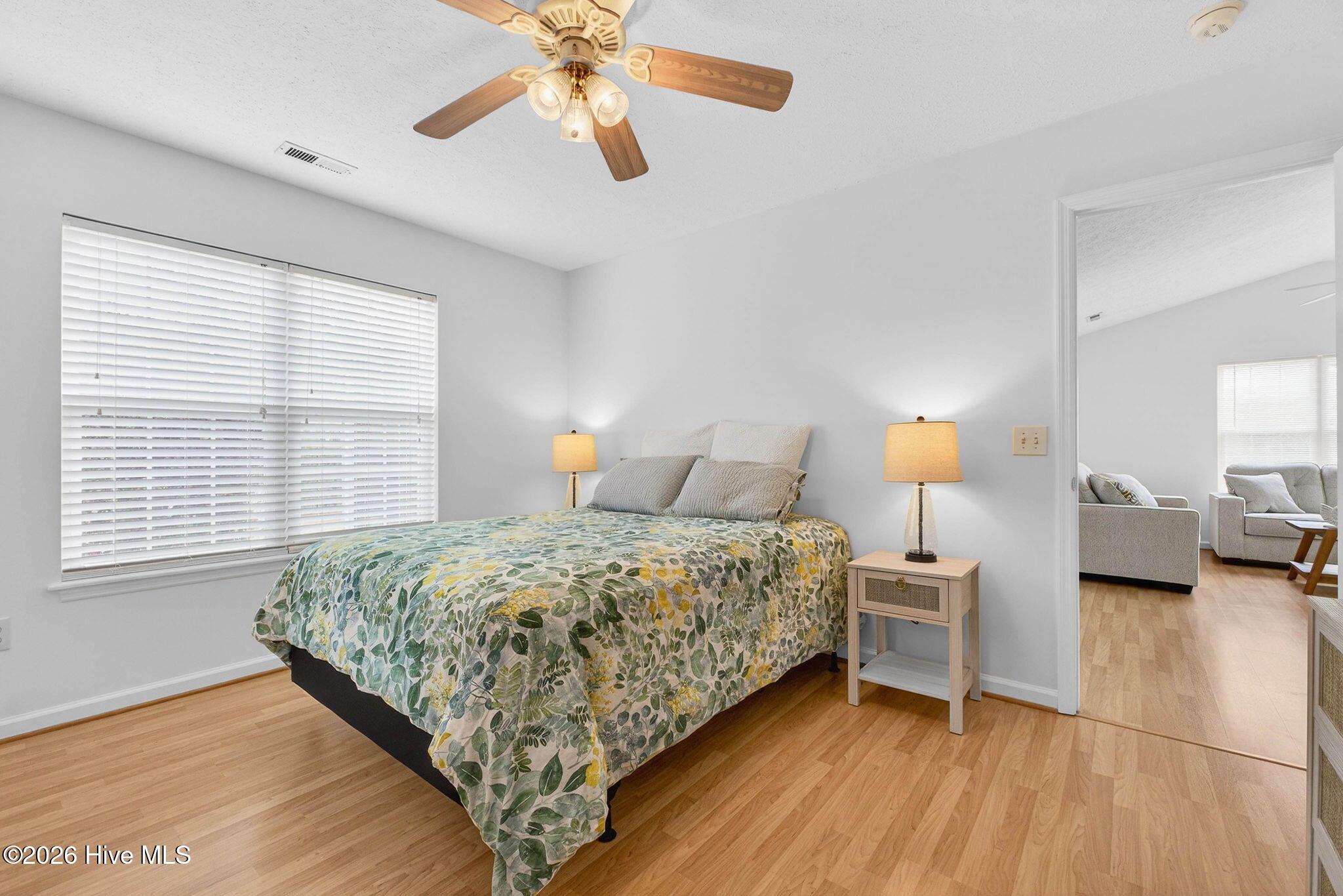 100562767 | Photo 23