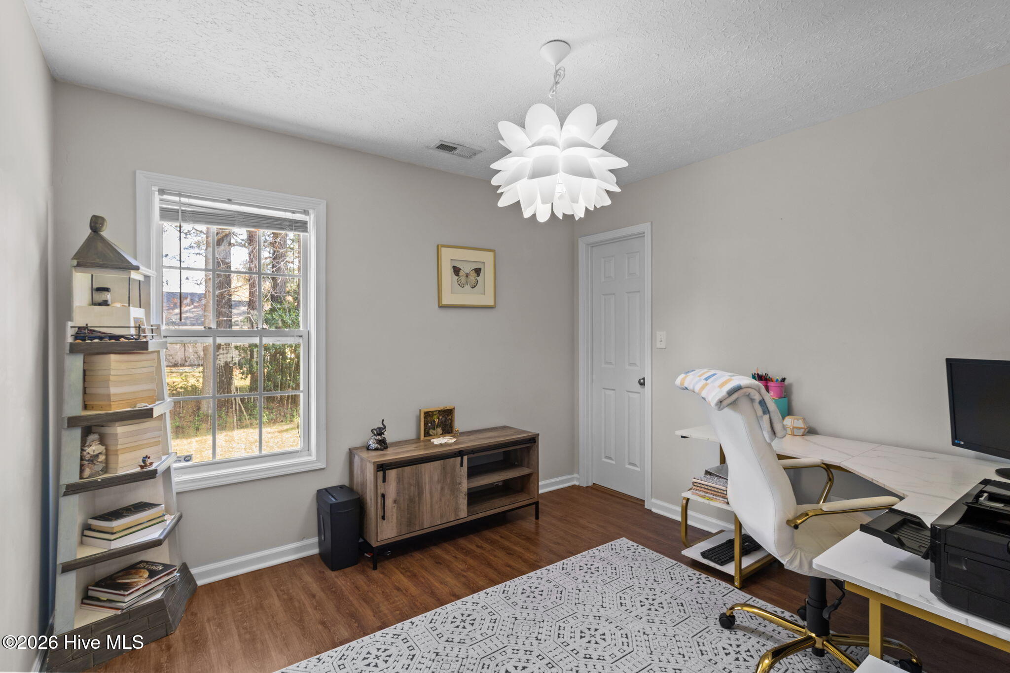 100561998 | Photo 30