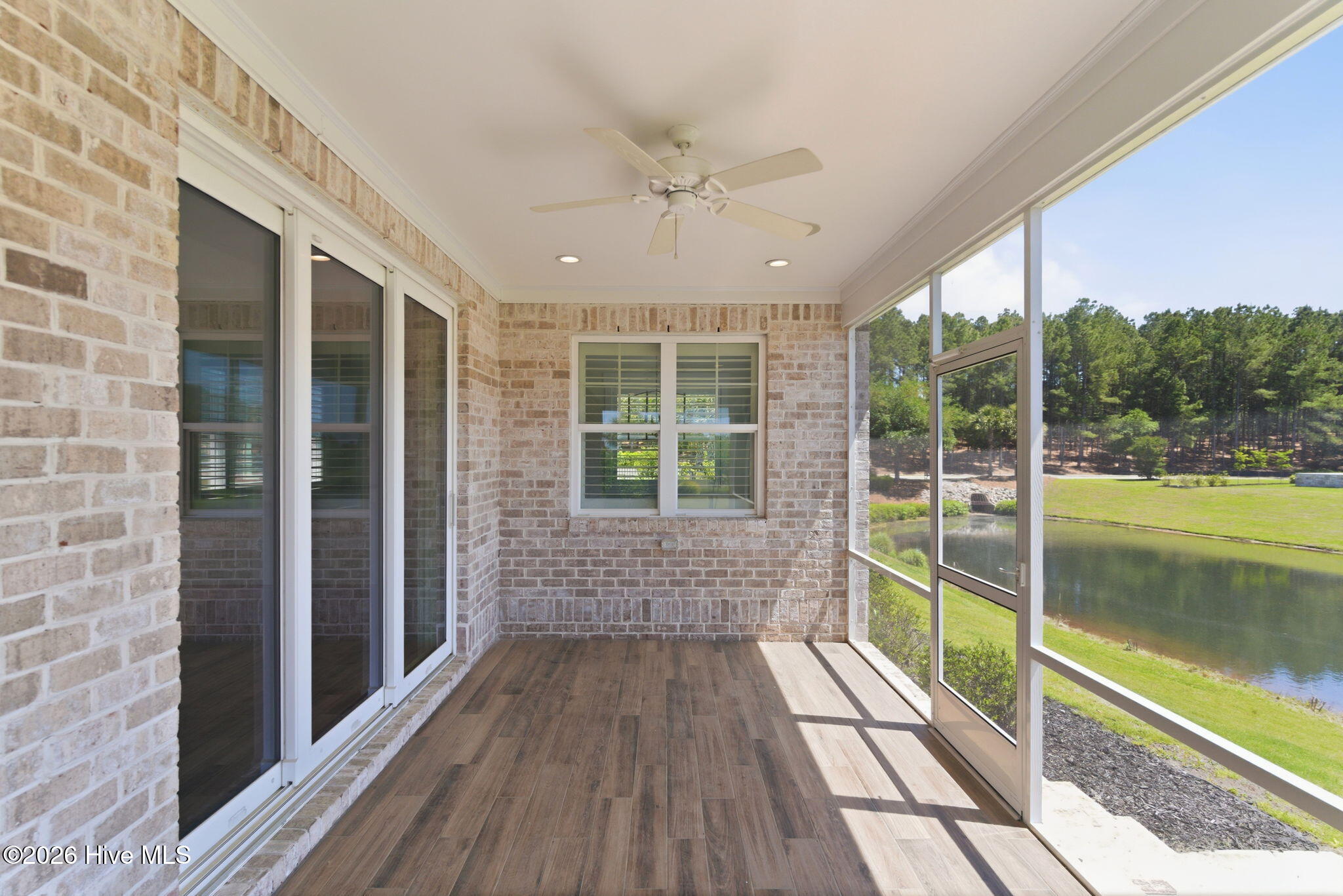 100543119 | Photo 41