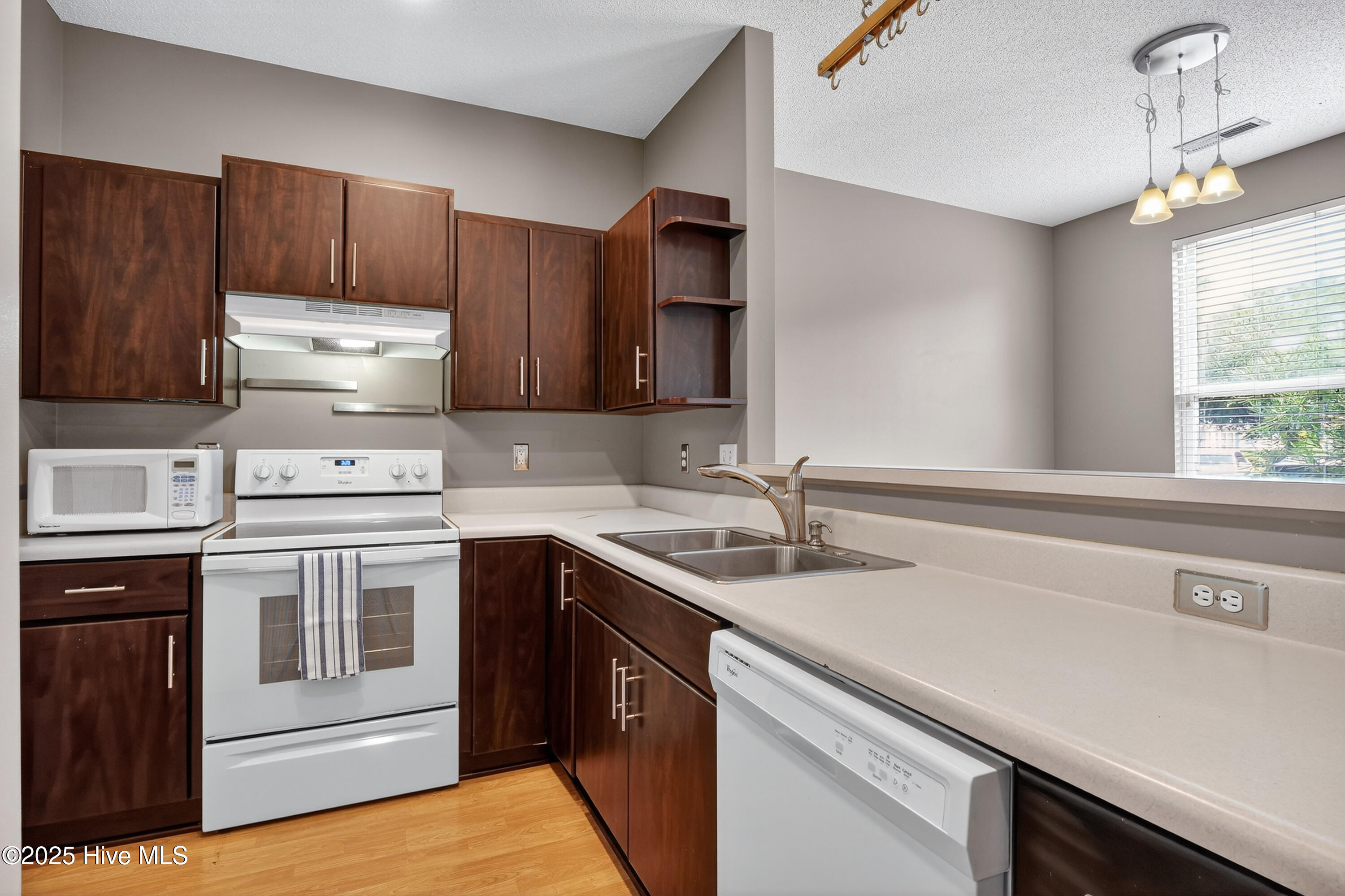 100526304 | Photo 11