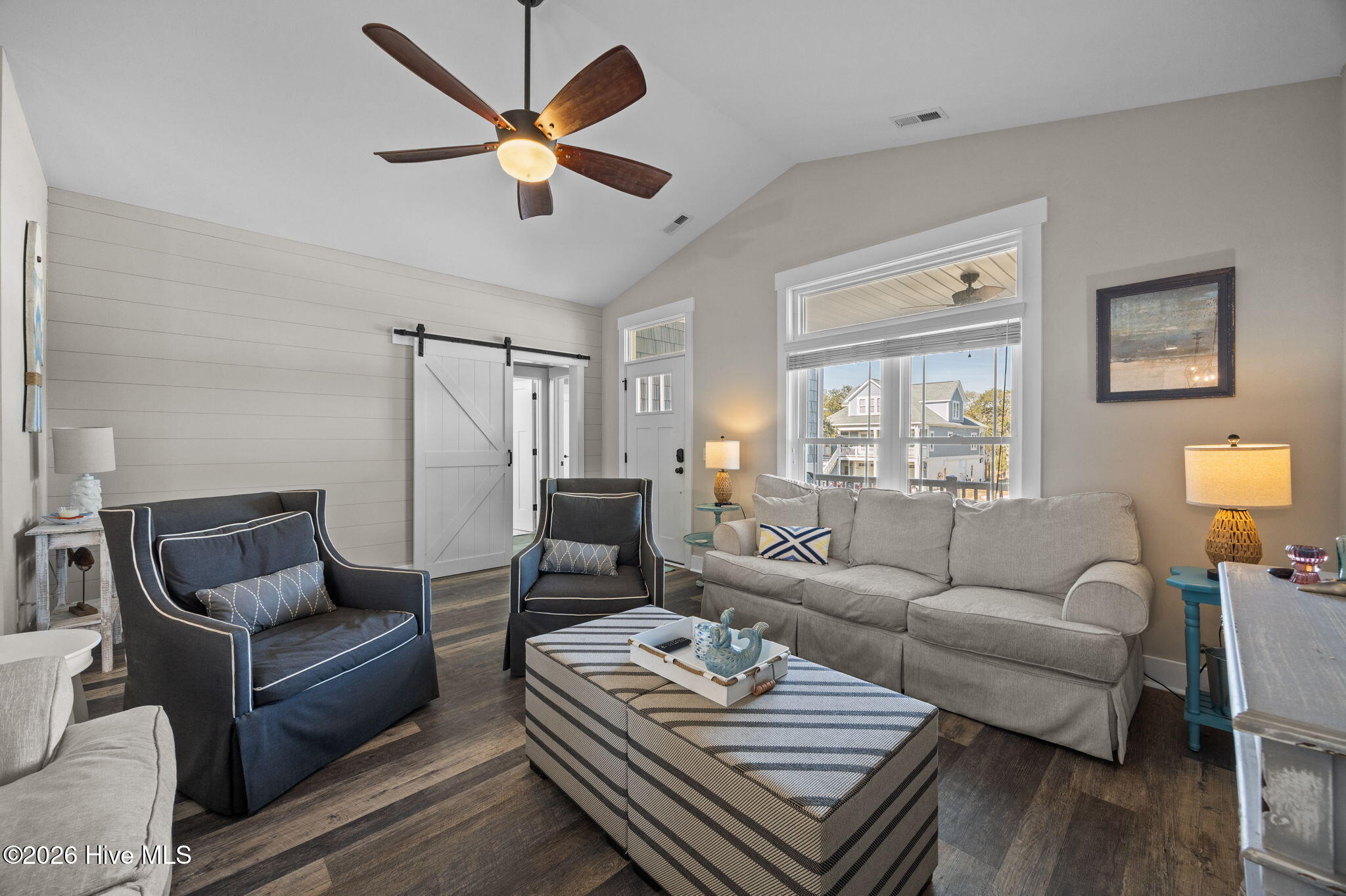 100548443 | Photo 11