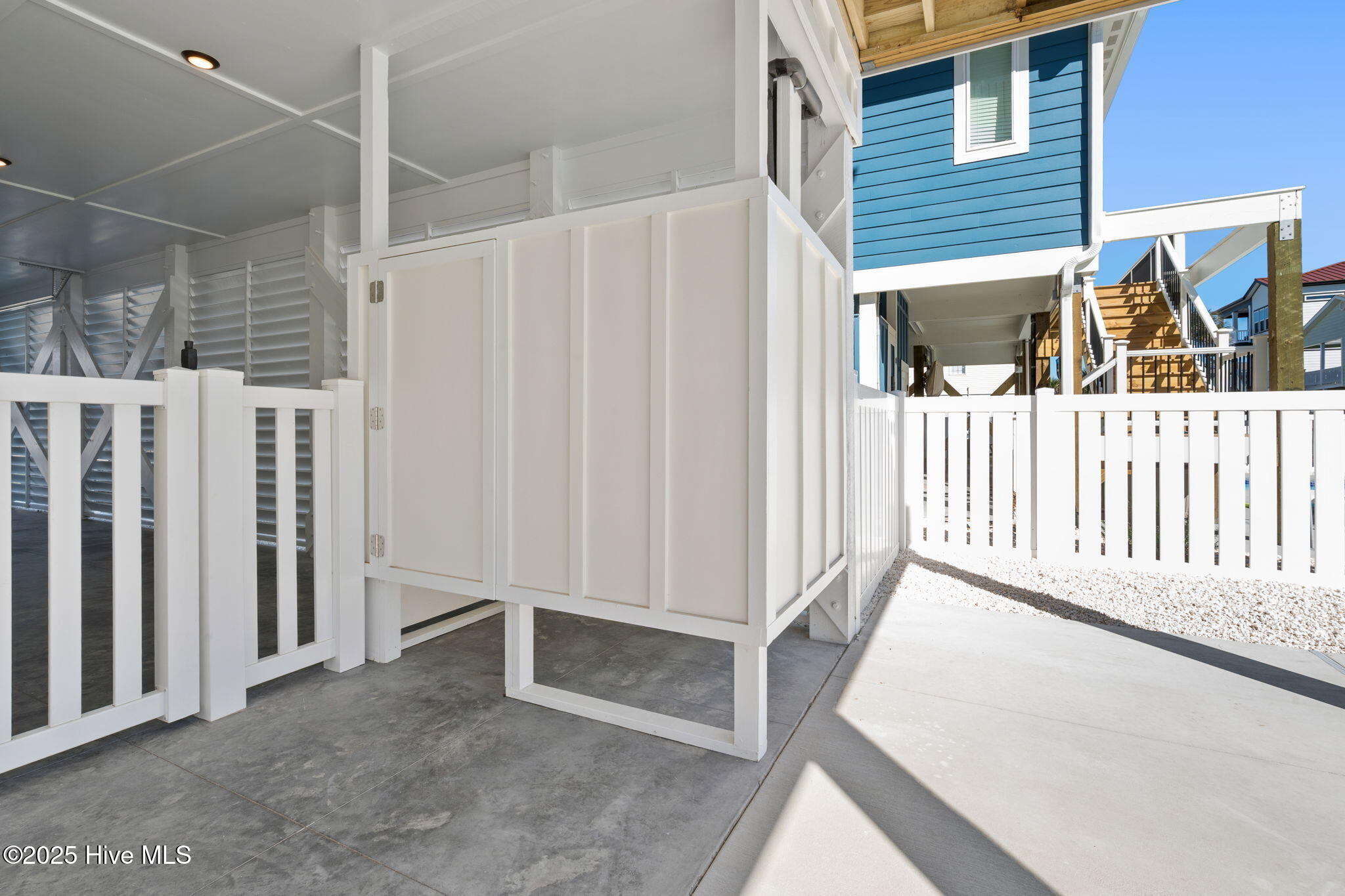 100525403 | Photo 44