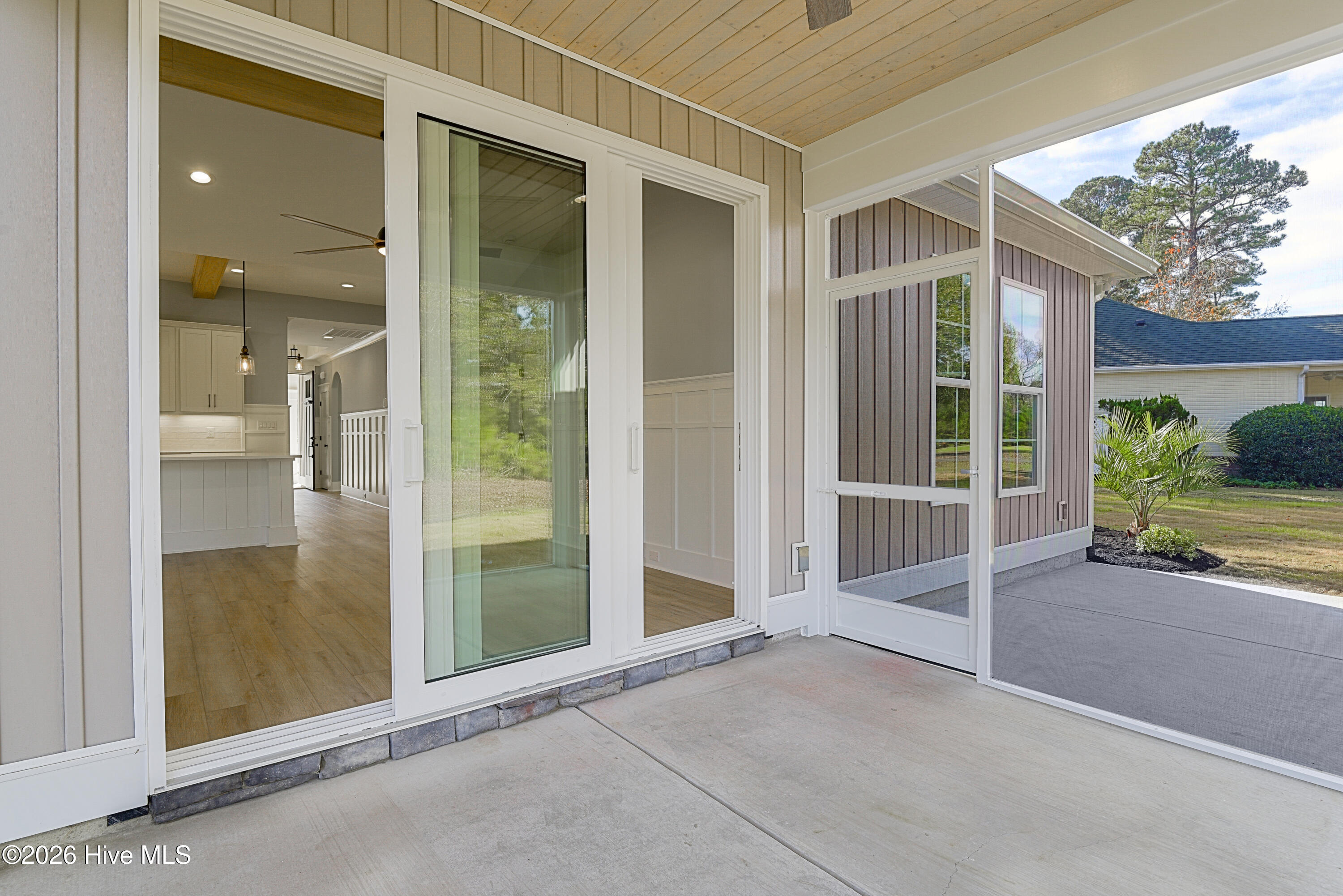 100547118 | Photo 18