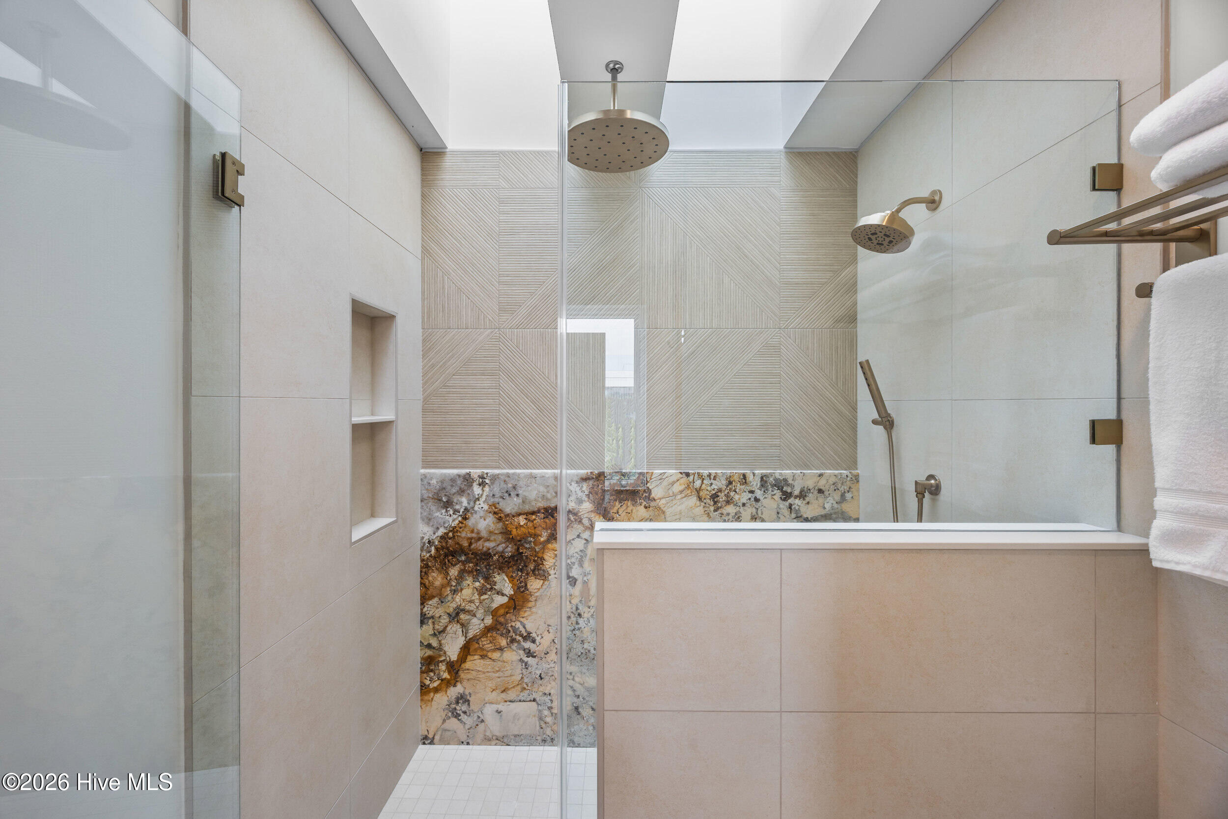 100544110 | Photo 35