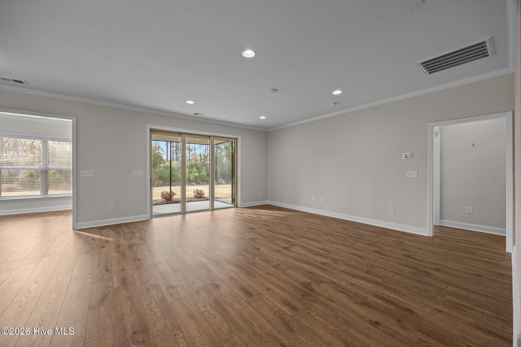 100548837 | Photo 16