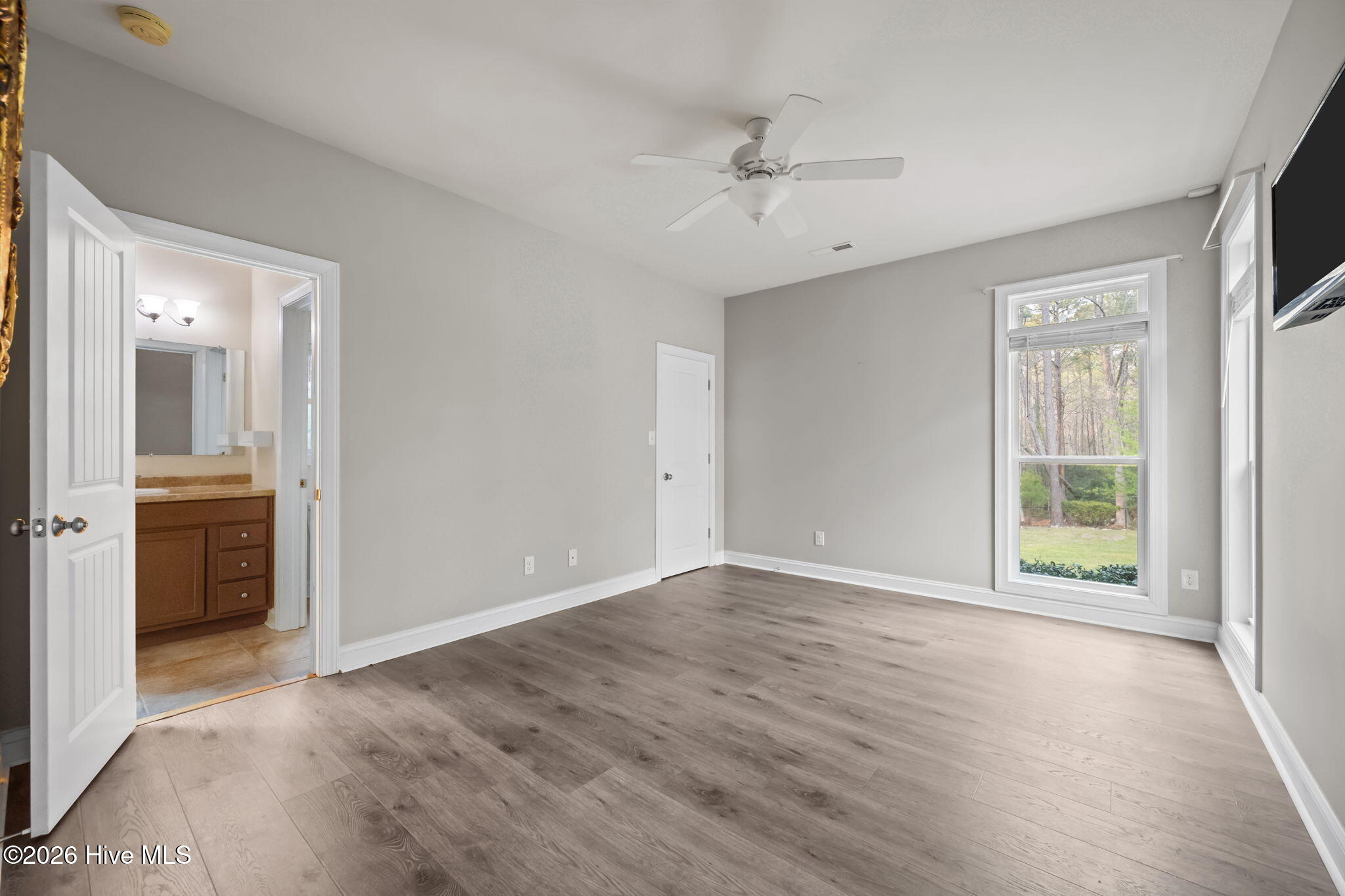 100562533 | Photo 30