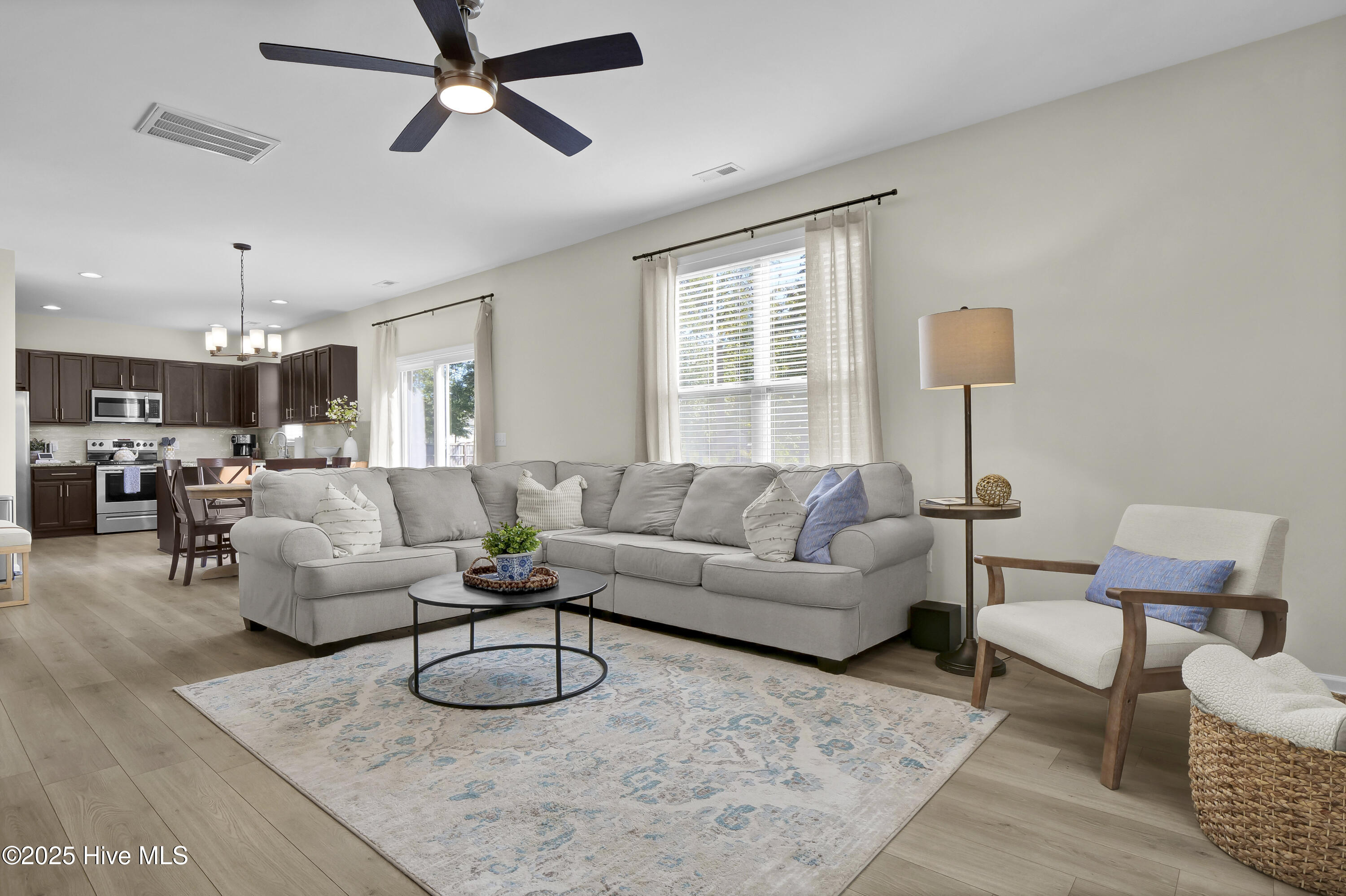 100537920 | Photo 11