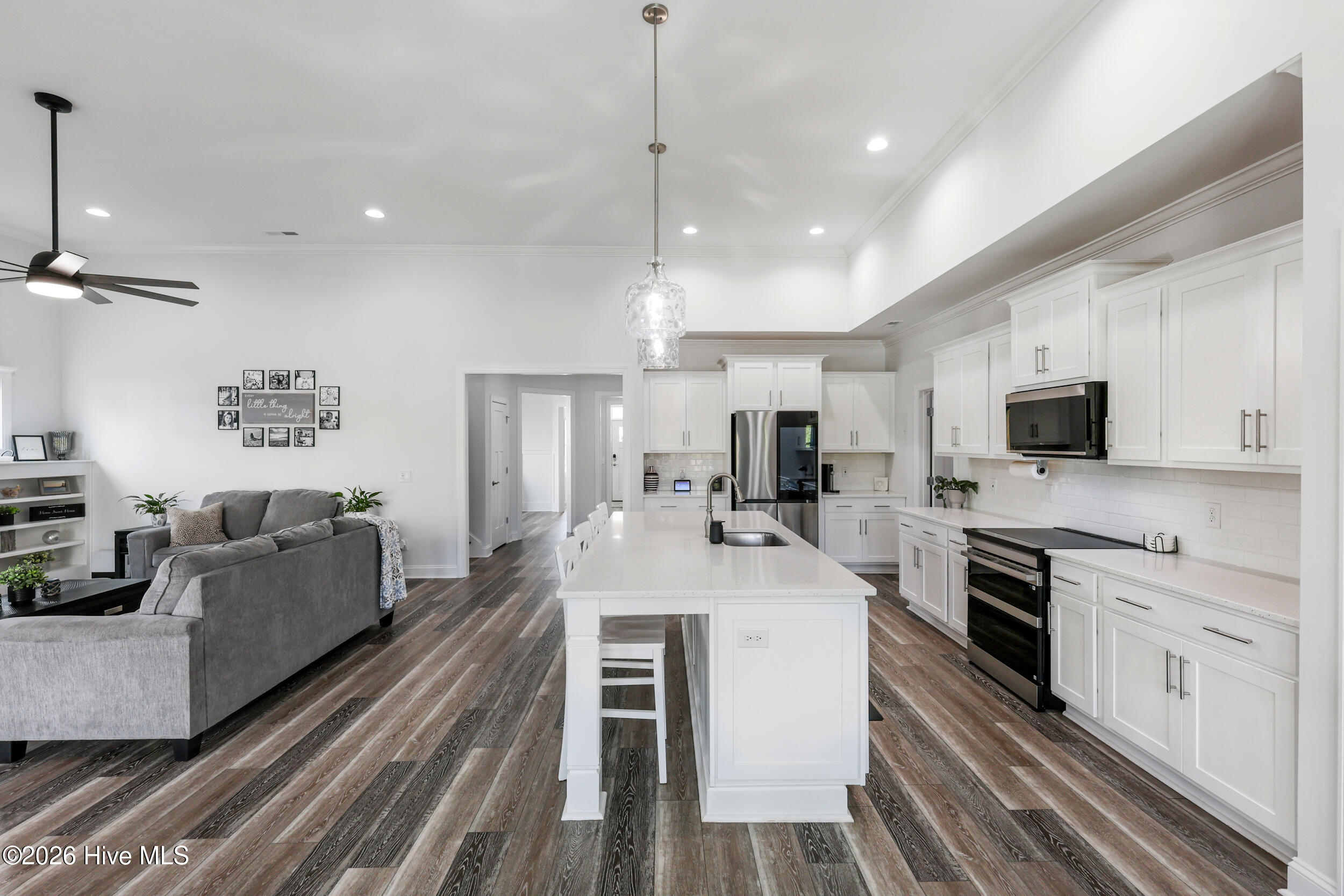 100569219 | Photo 13