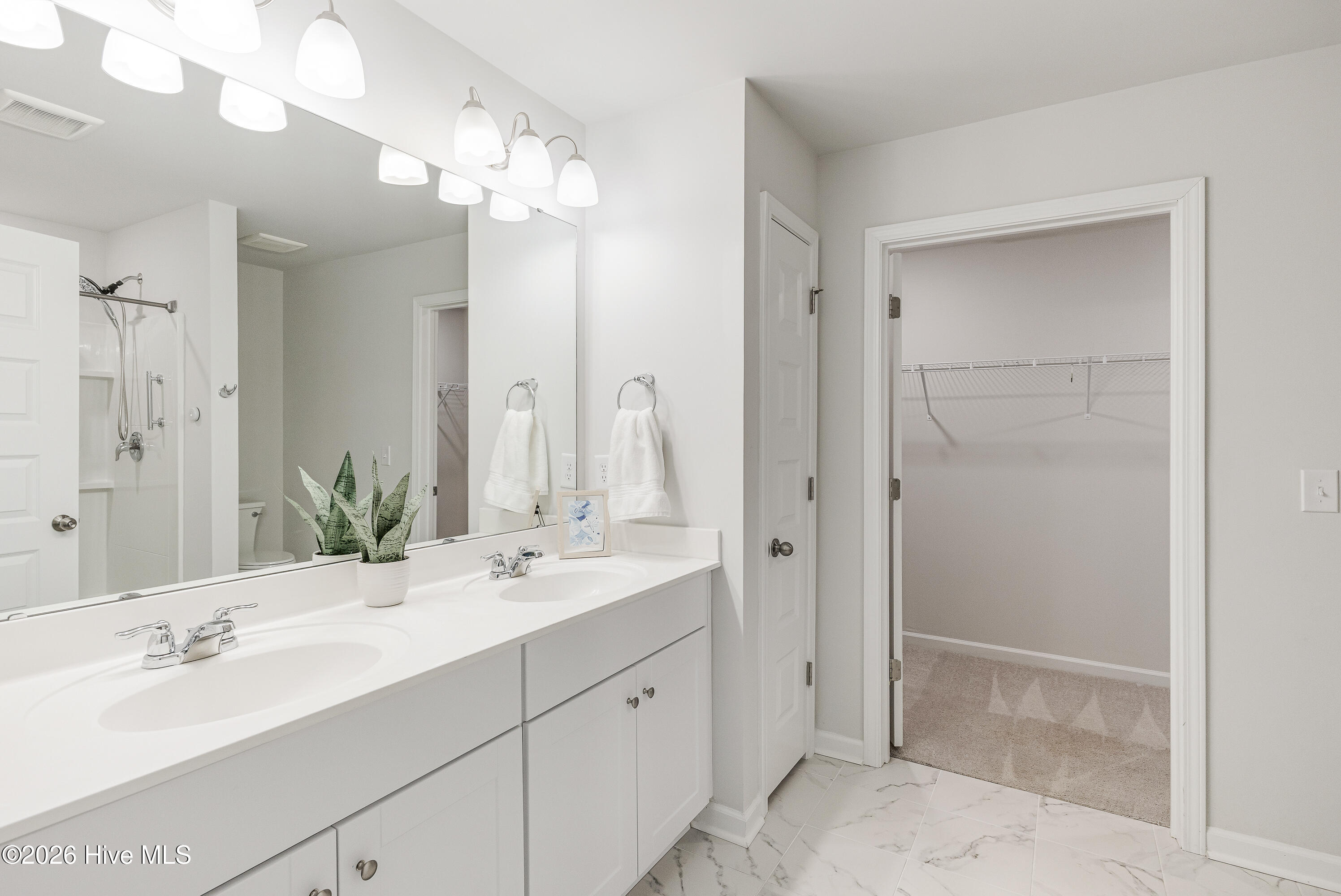 100561168 | Photo 17