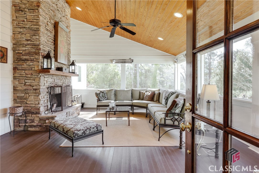 577 Cloverhurst Avenue W