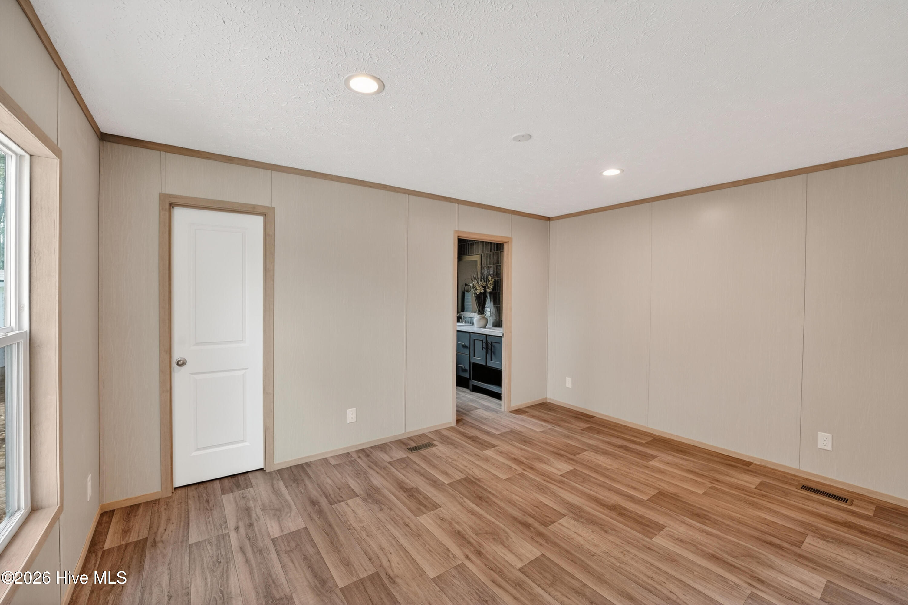 100560207 | Photo 14