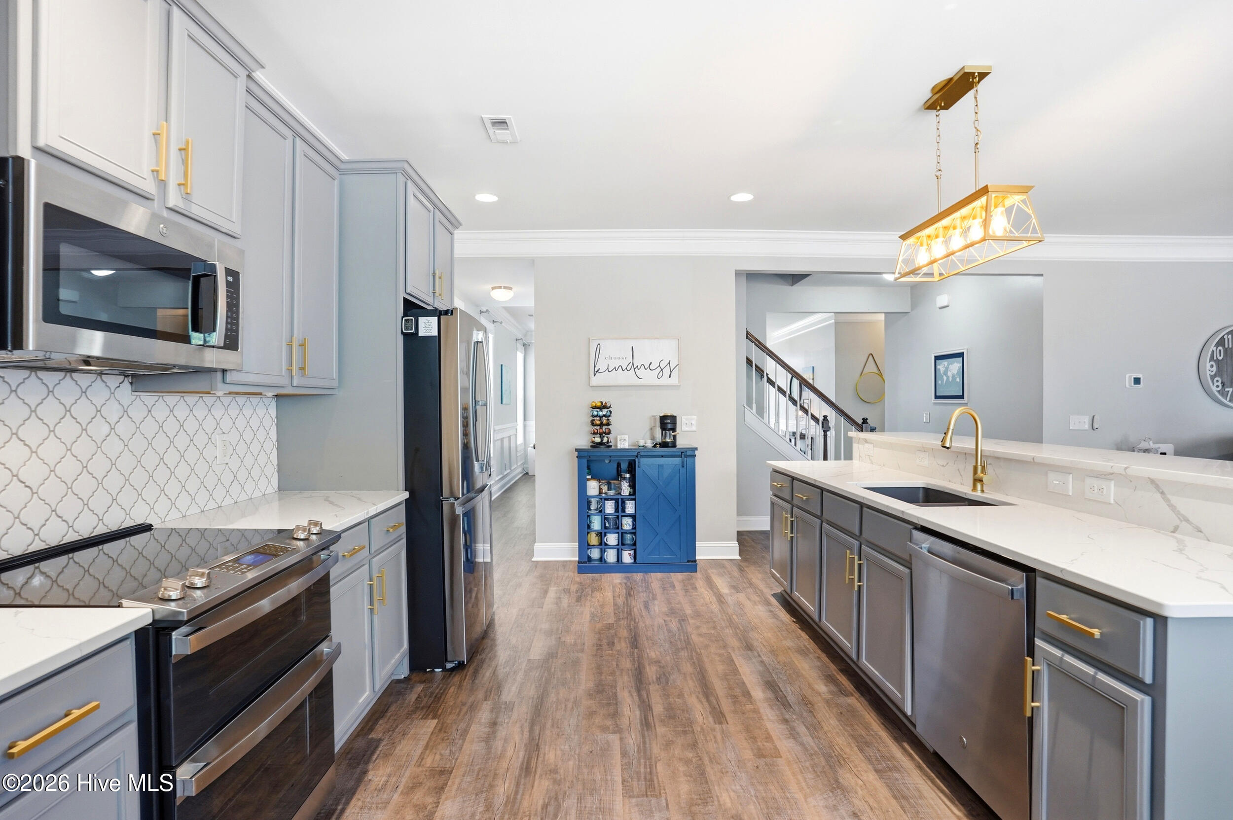 100570216 | Photo 14