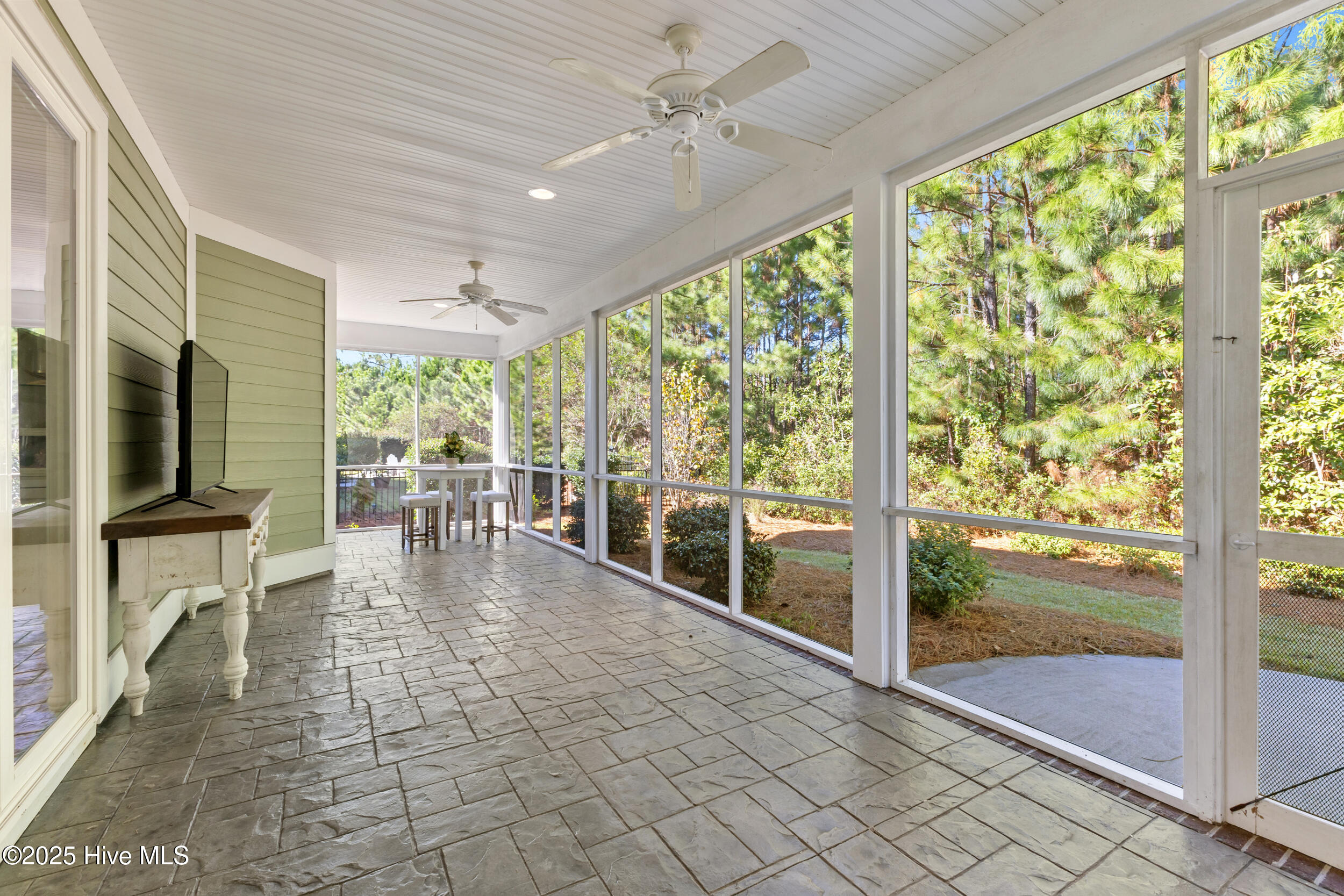 100549327 | Photo 42