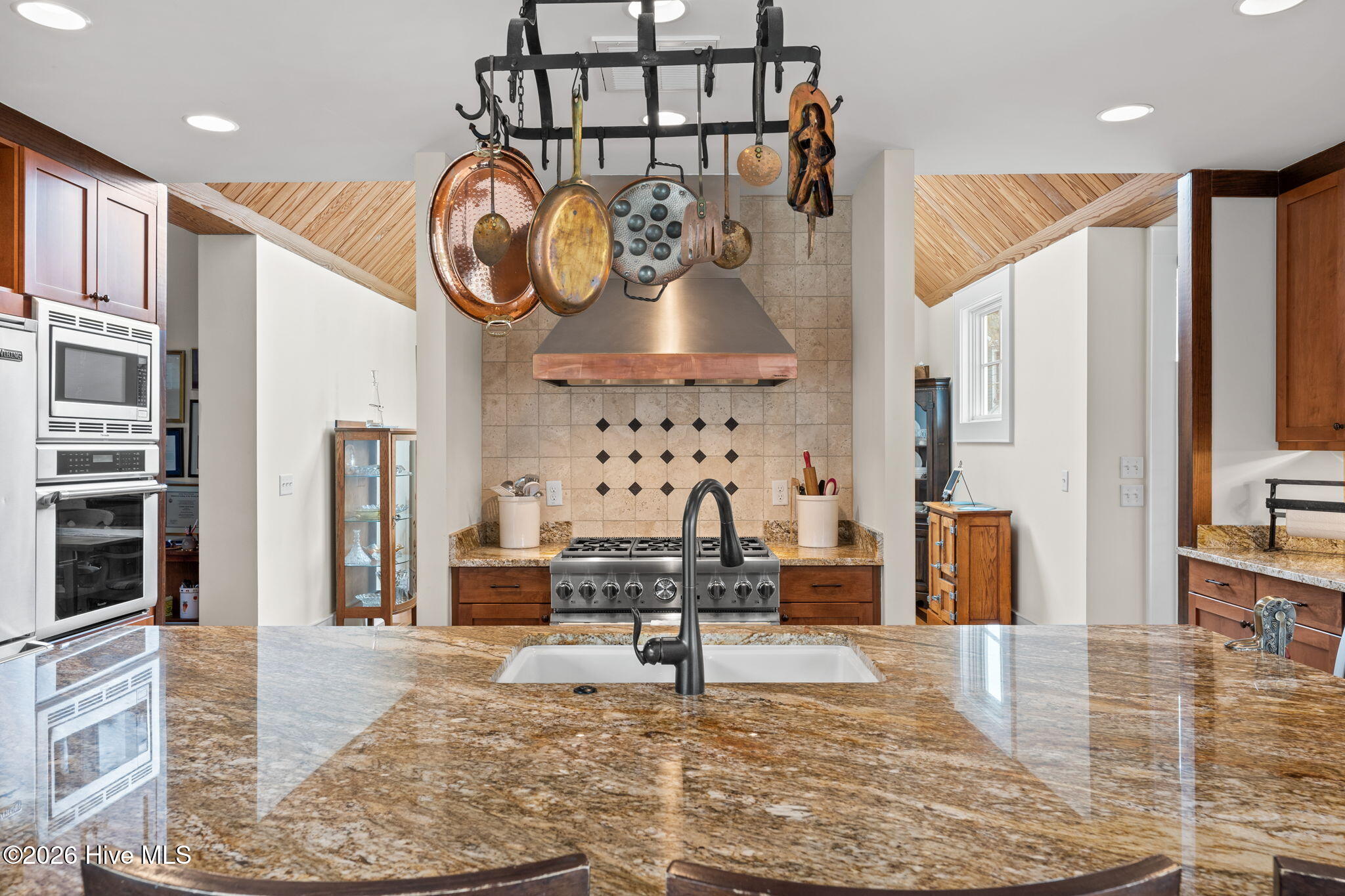 100563236 | Photo 16