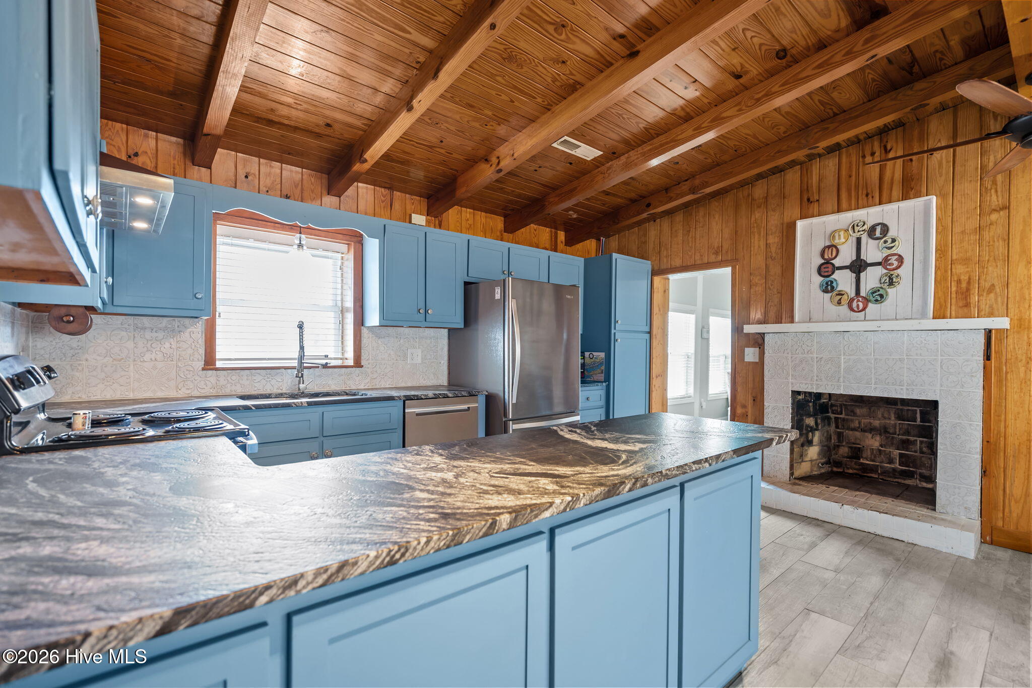 100545897 | Photo 14