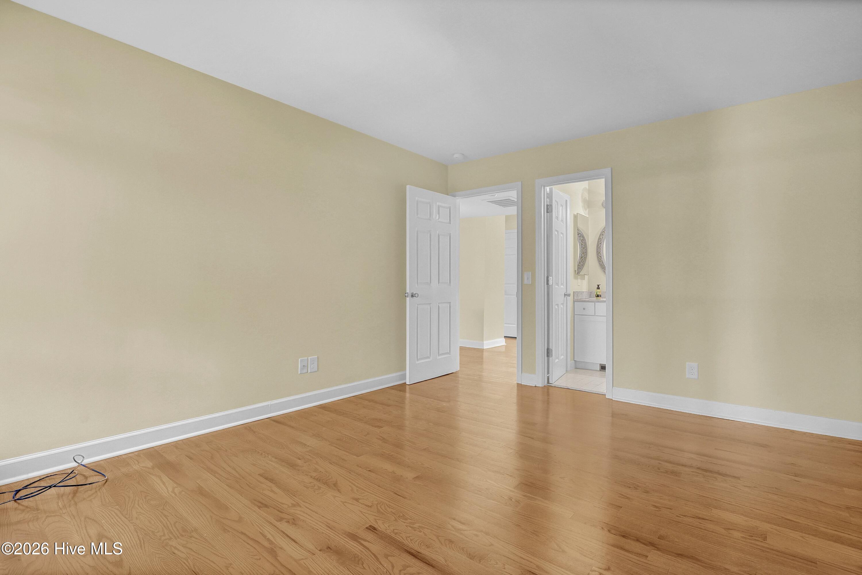 100570690 | Photo 13