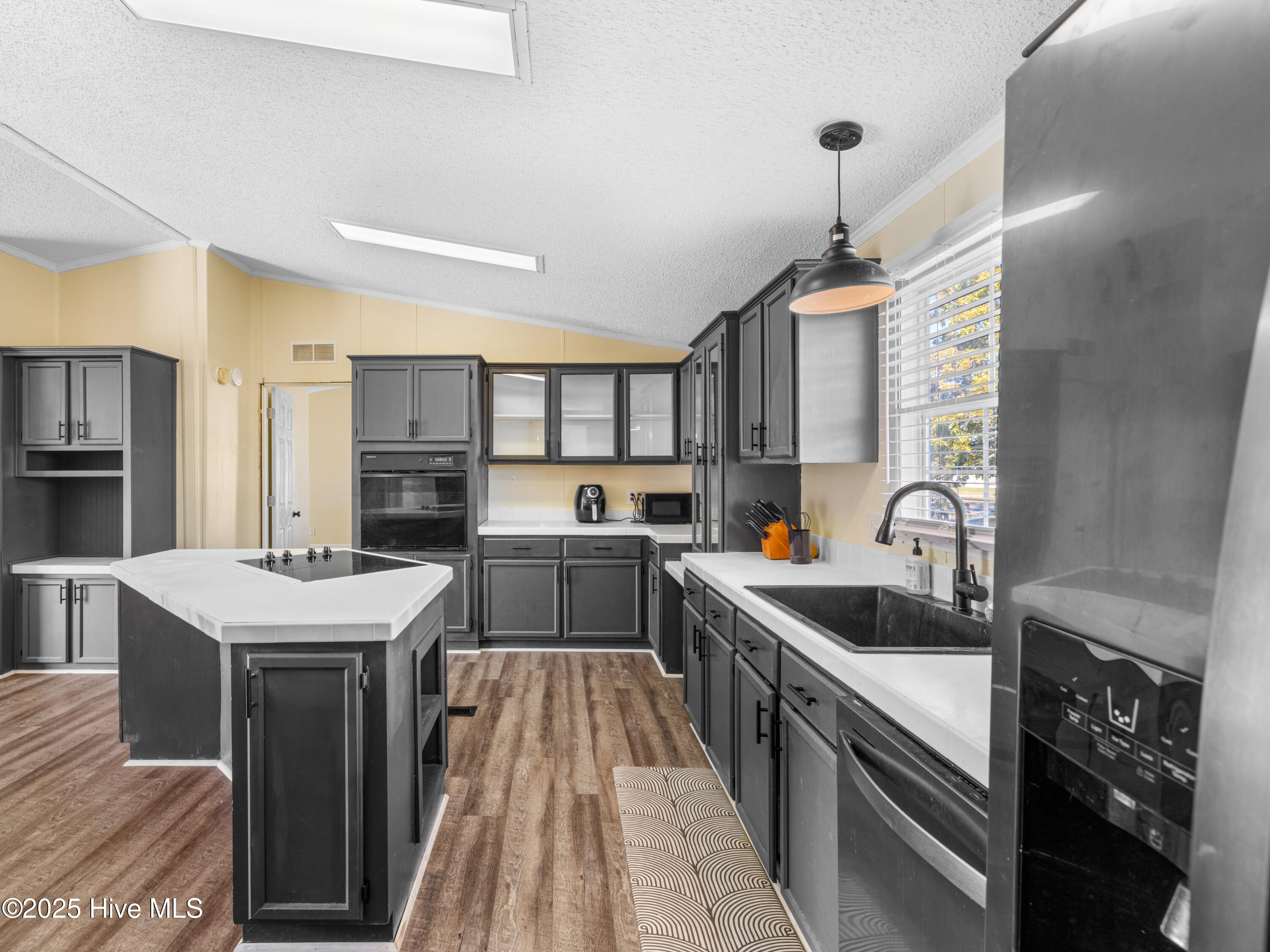 100540090 | Photo 24