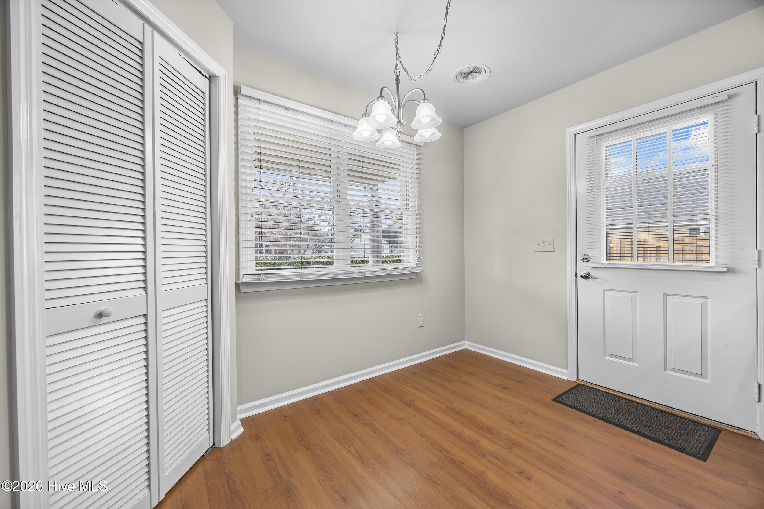 100560305 | Photo 19