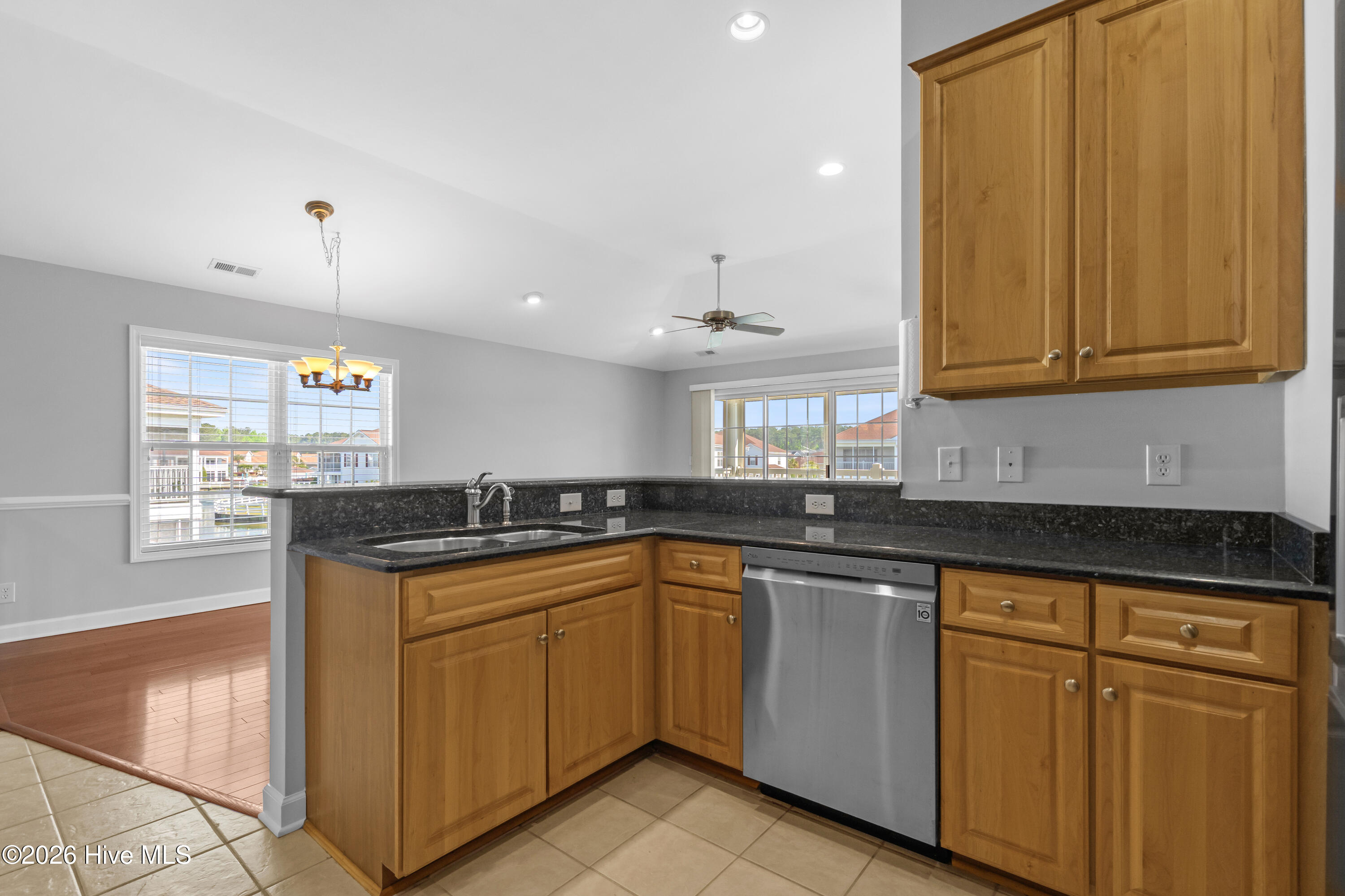 100567546 | Photo 14