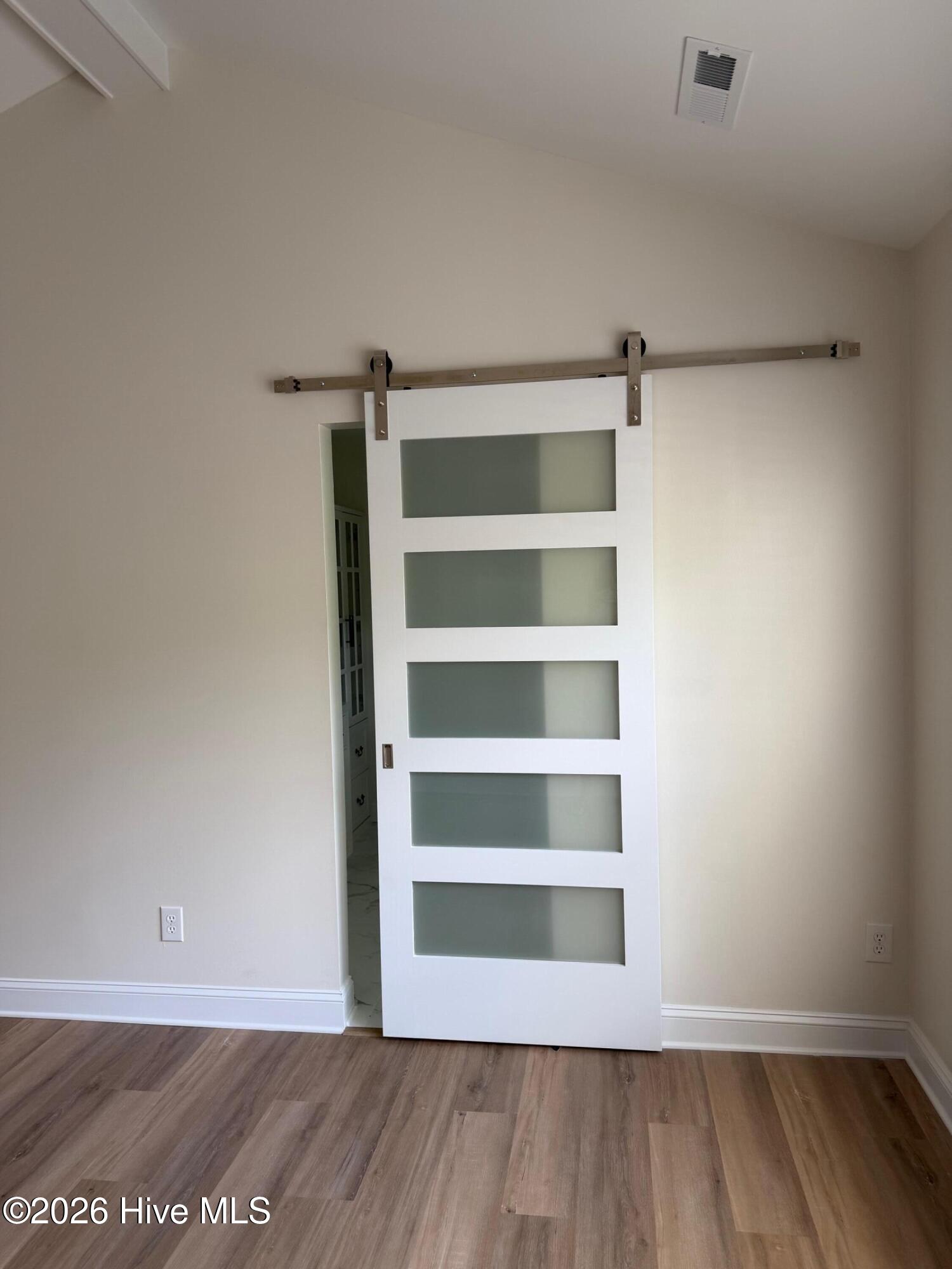 100568177 | Photo 47