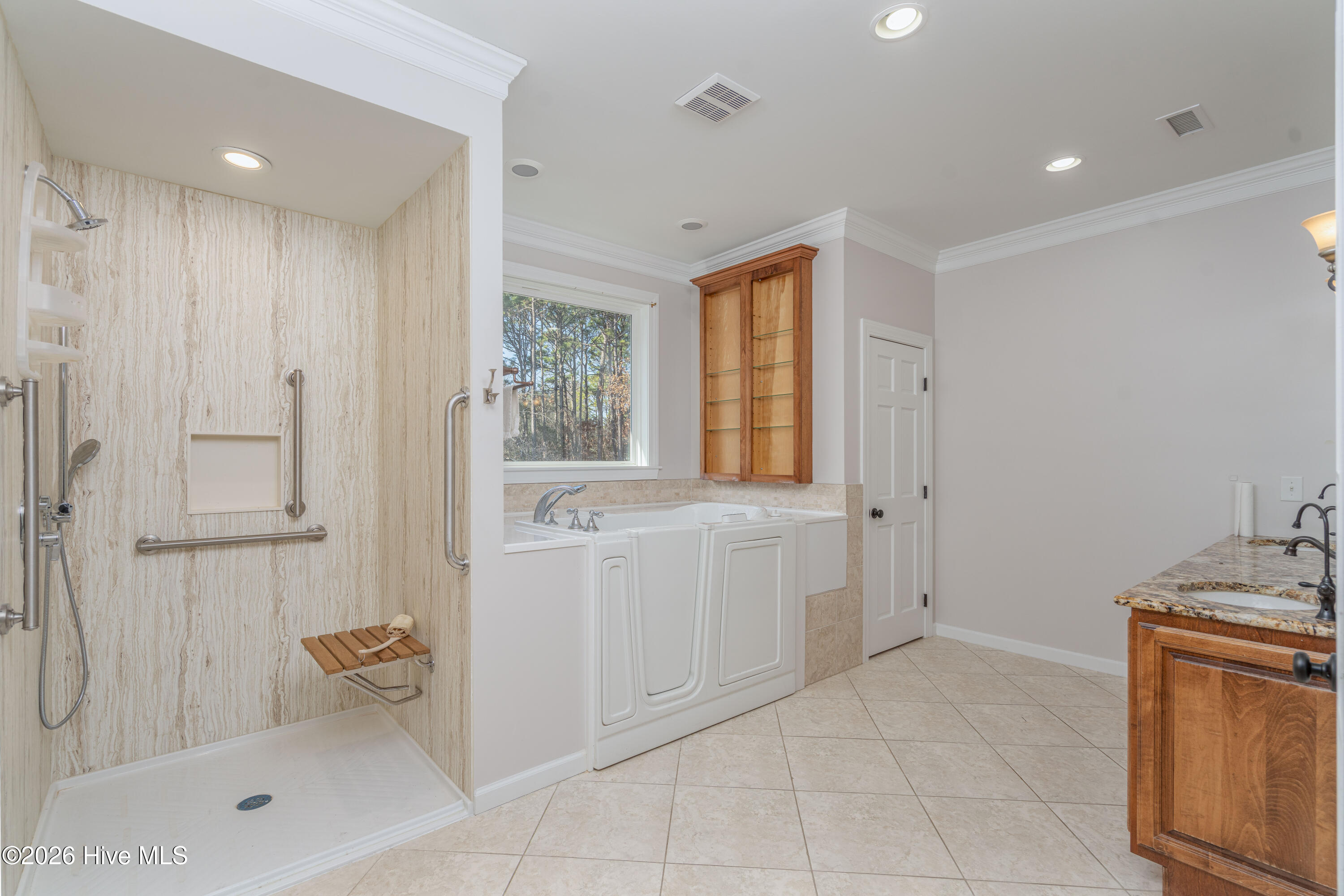 100548733 | Photo 19