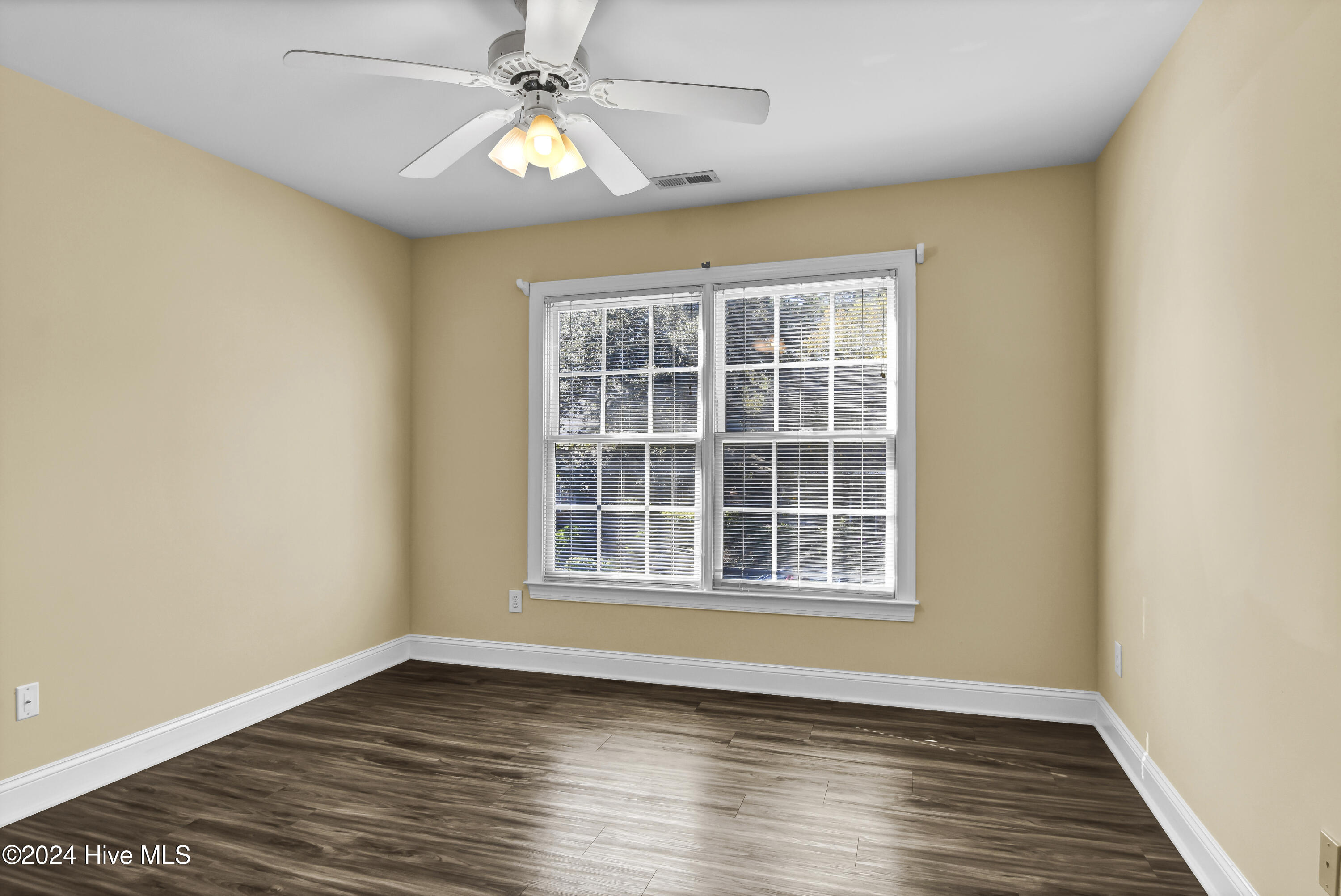 100558225 | Photo 24