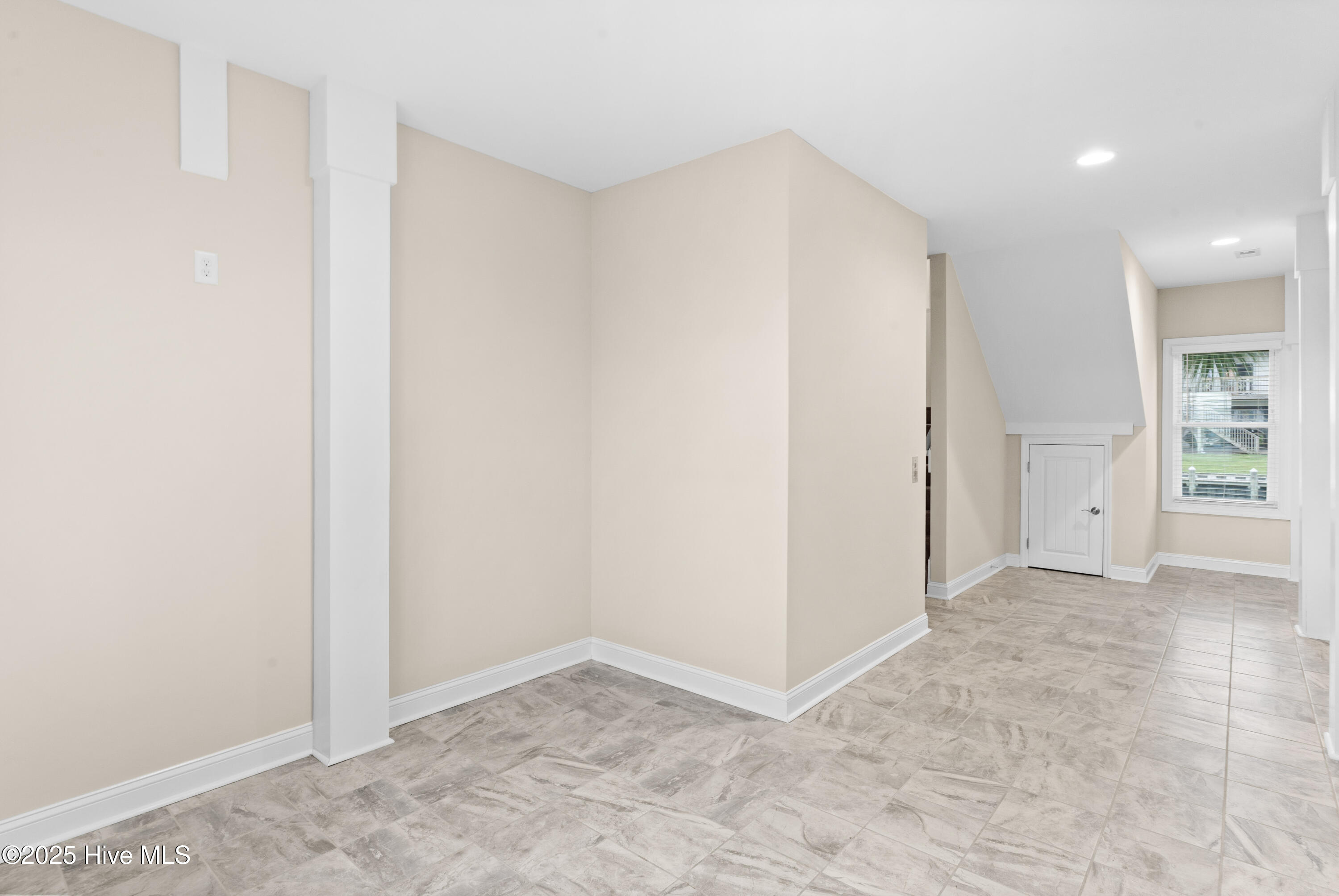 100522807 | Photo 16