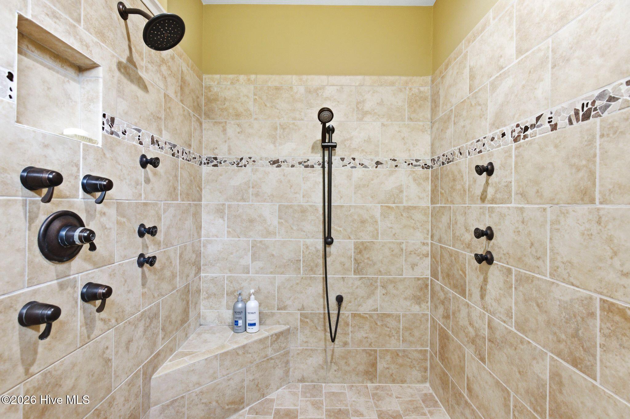 100564231 | Photo 33