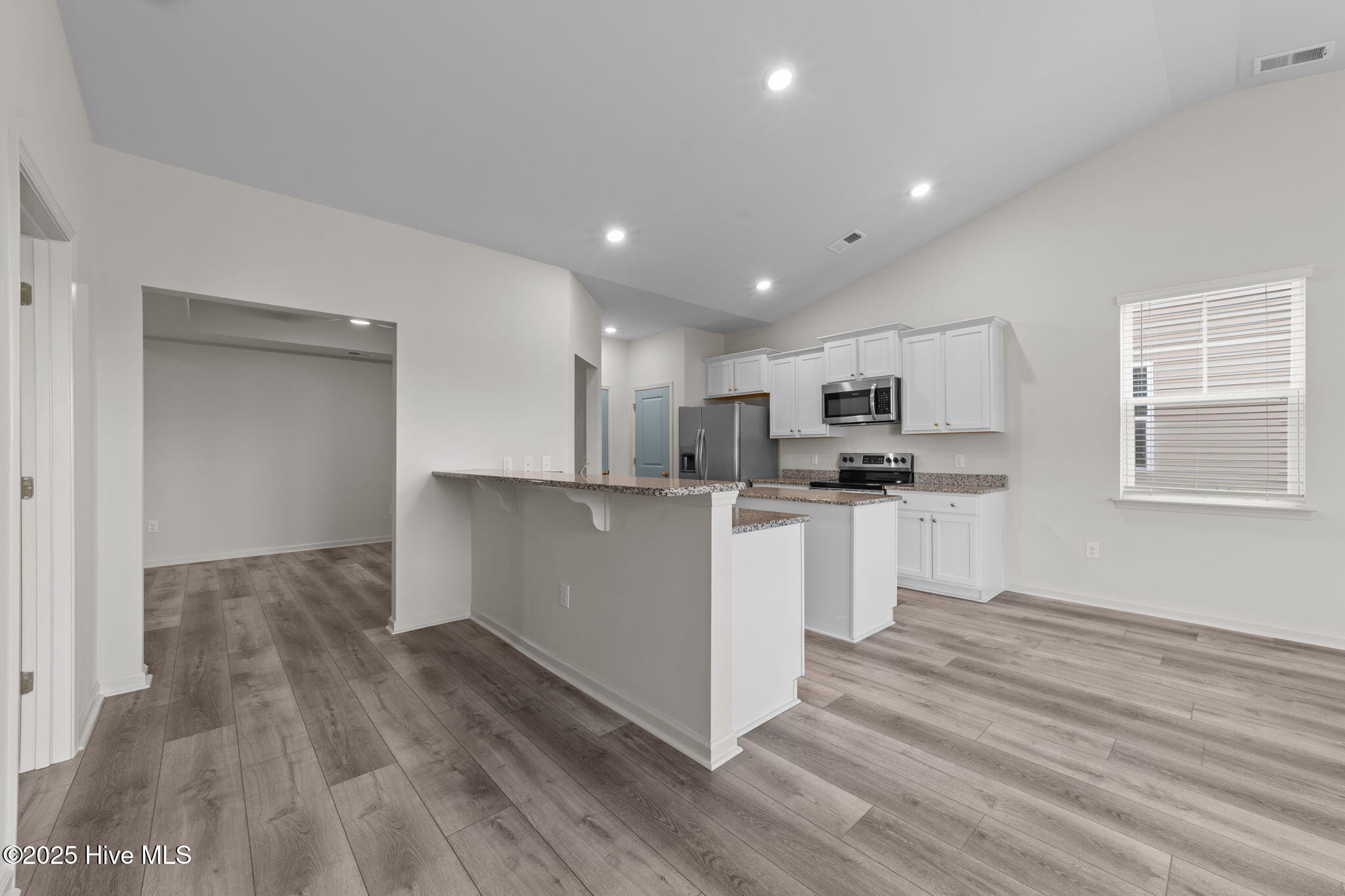 100533102 | Photo 18