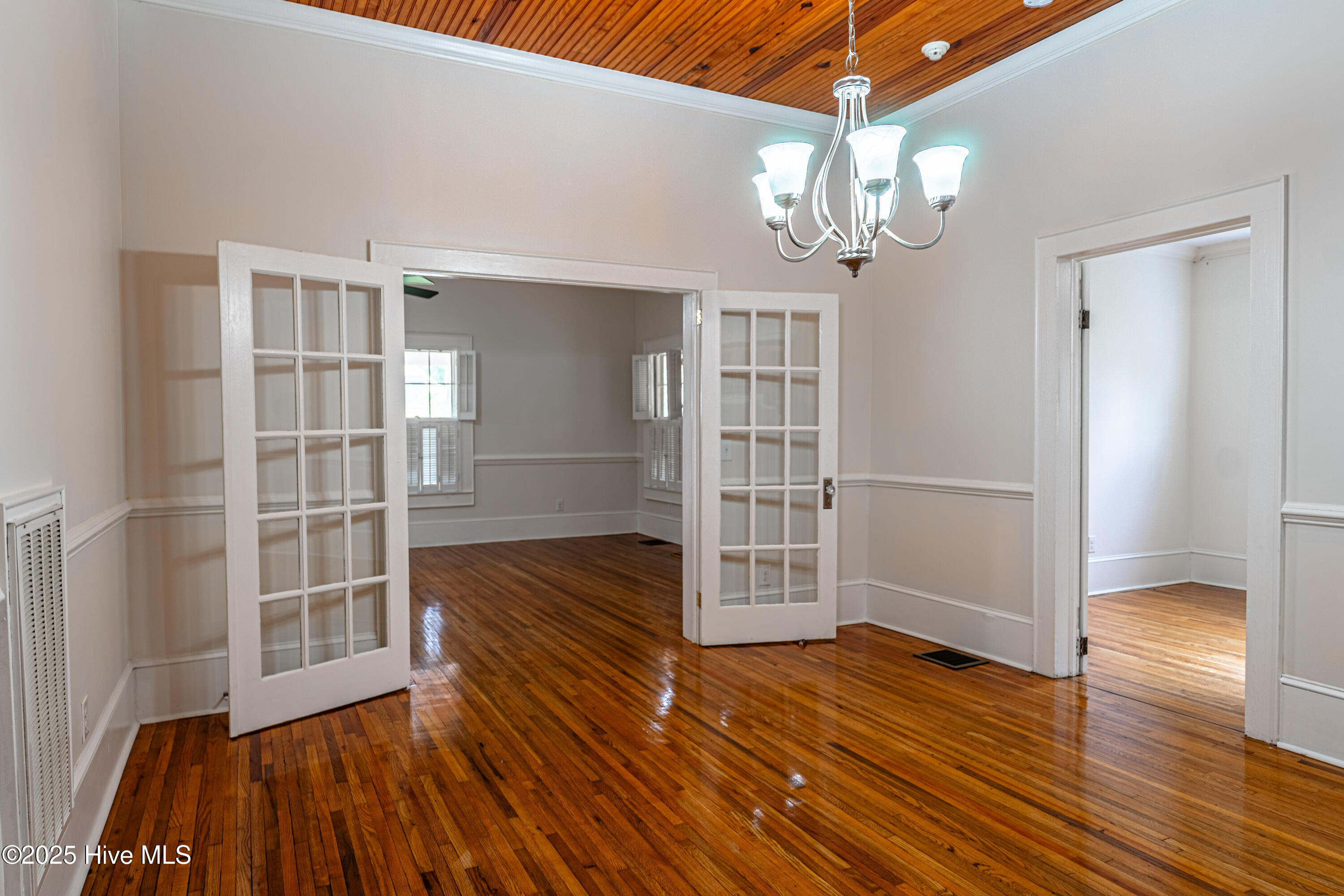 100543227 | Photo 25