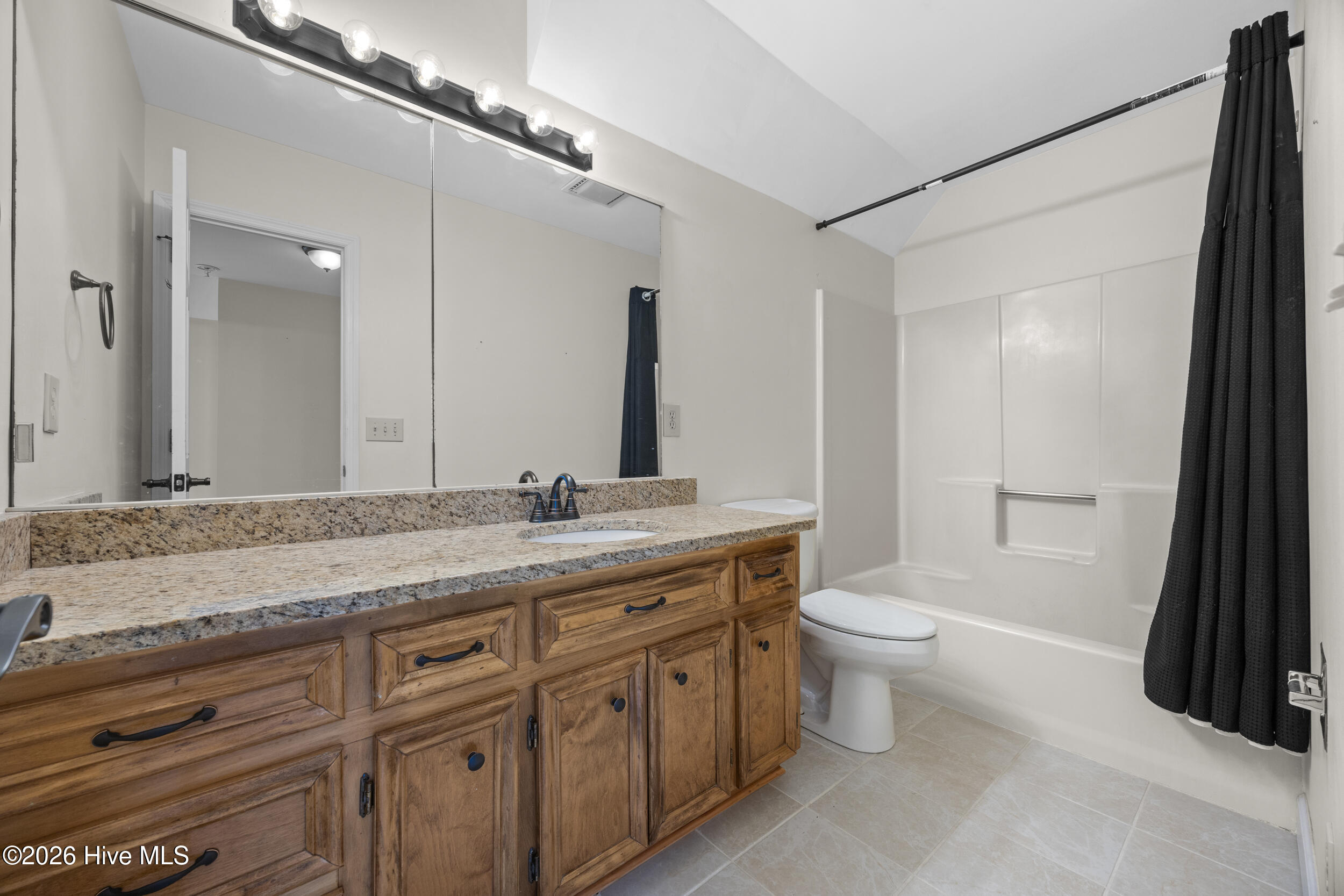 100558264 | Photo 40