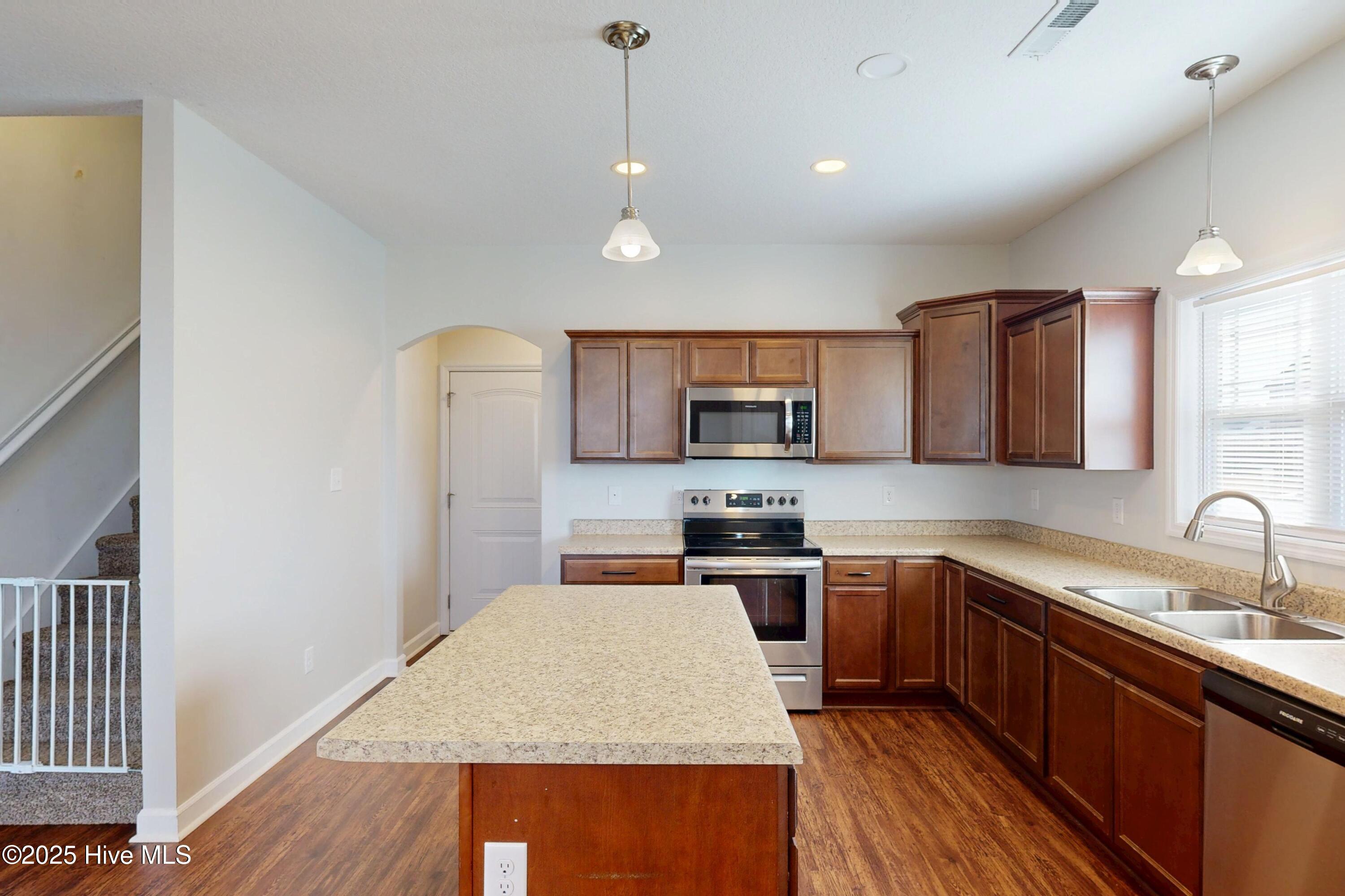 100545262 | Photo 14