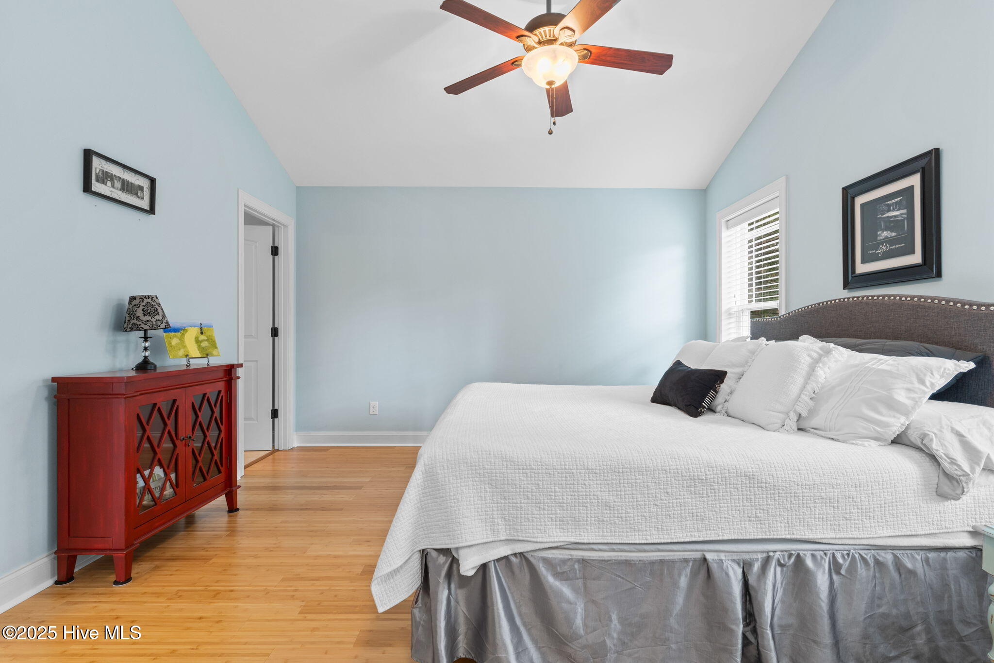 100546852 | Photo 26